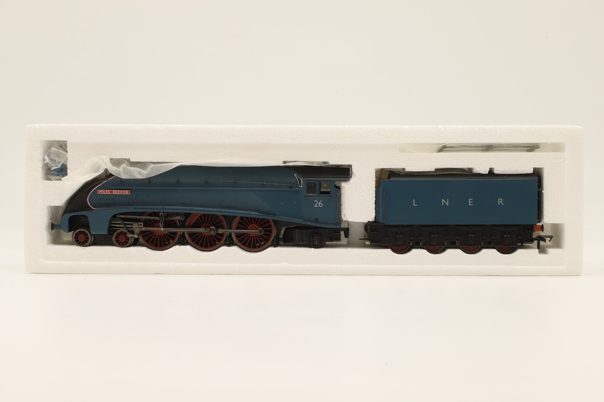 Bachmann OO 31-959 Class A4 'Miles Beevor' '26' LNER Garter Blue