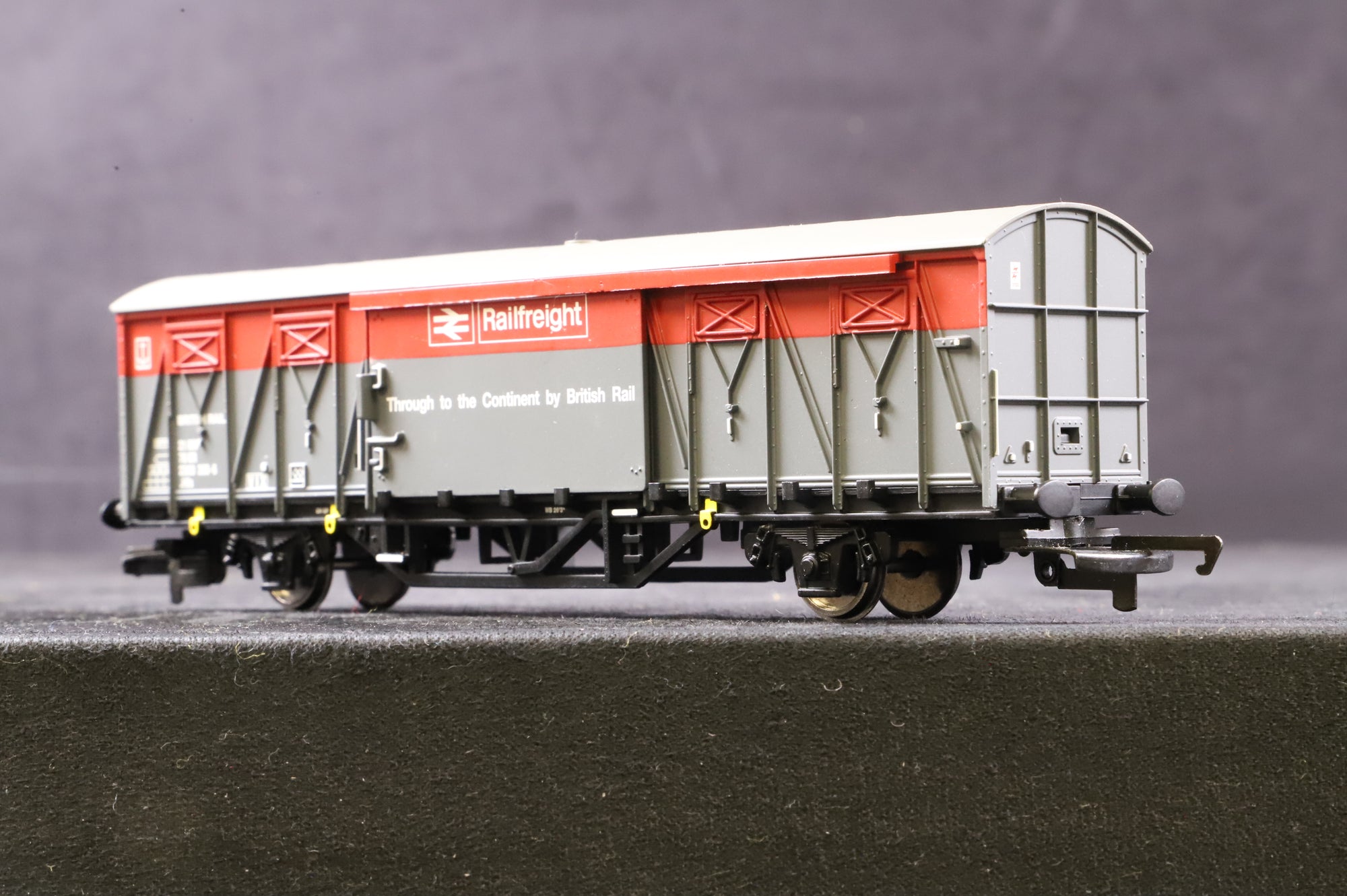 Hornby & Bachmann OO Rake Of 5 Assorted Grey/ Red Railfreight Wagons