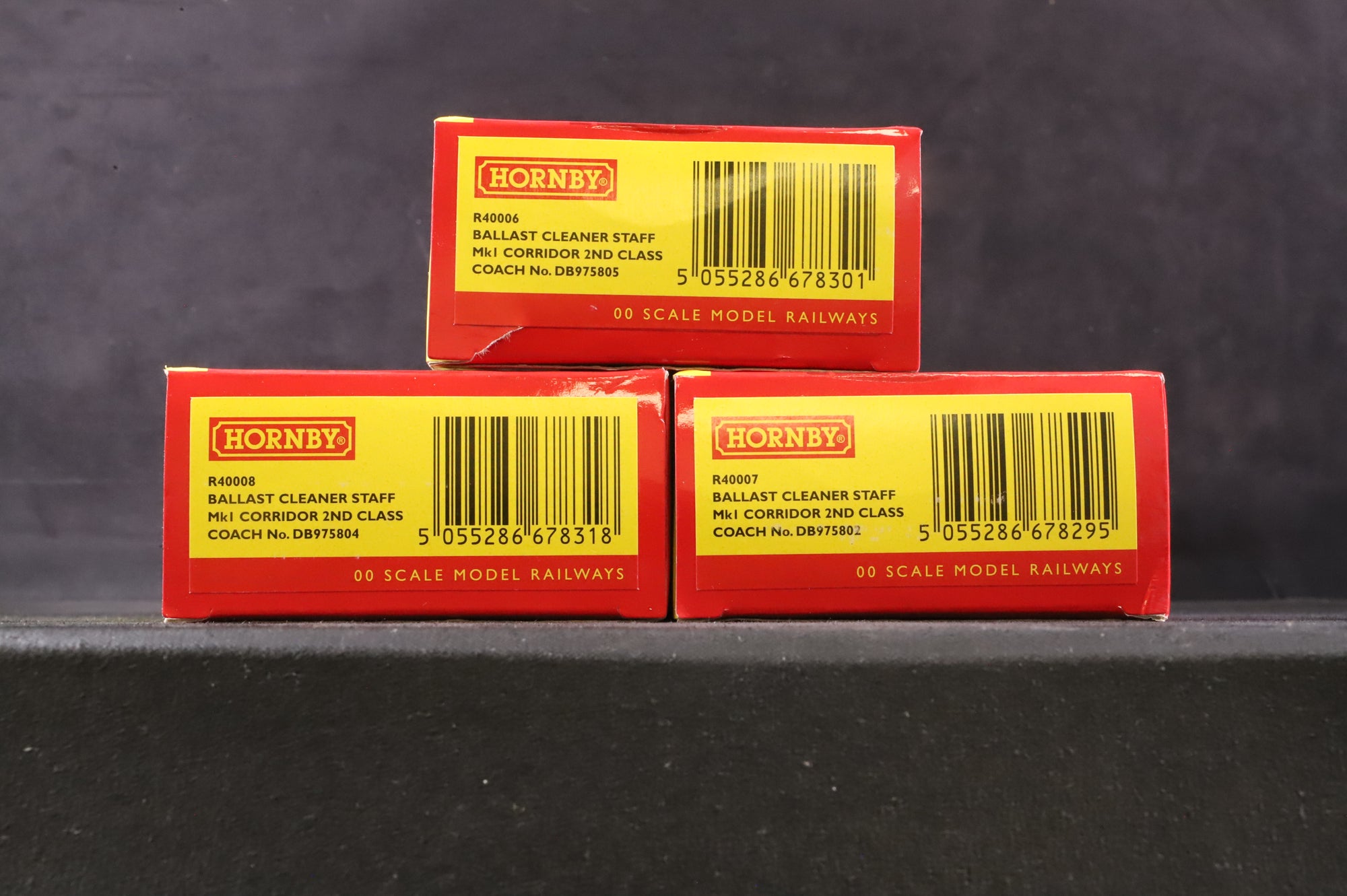 Hornby OO R40006/7/8 Rake of 3 Mk1 Ballast Cleaning Staff Coaches in Departmental Olive Green