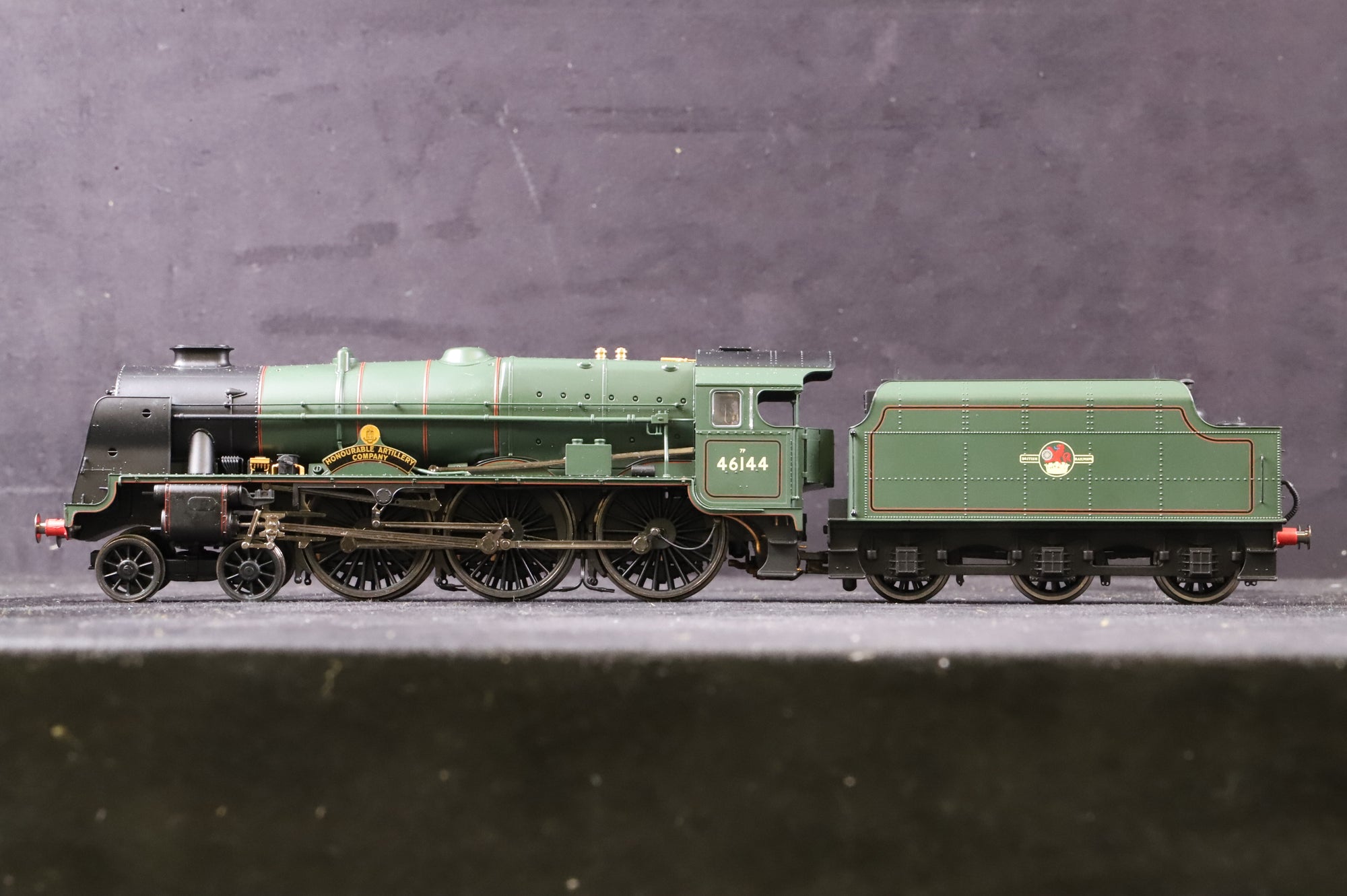 Hornby OO R2729 Royal Scot Class 4-6-0 '46144' 'Honourable Artillery Company' BR Lined Green L/C