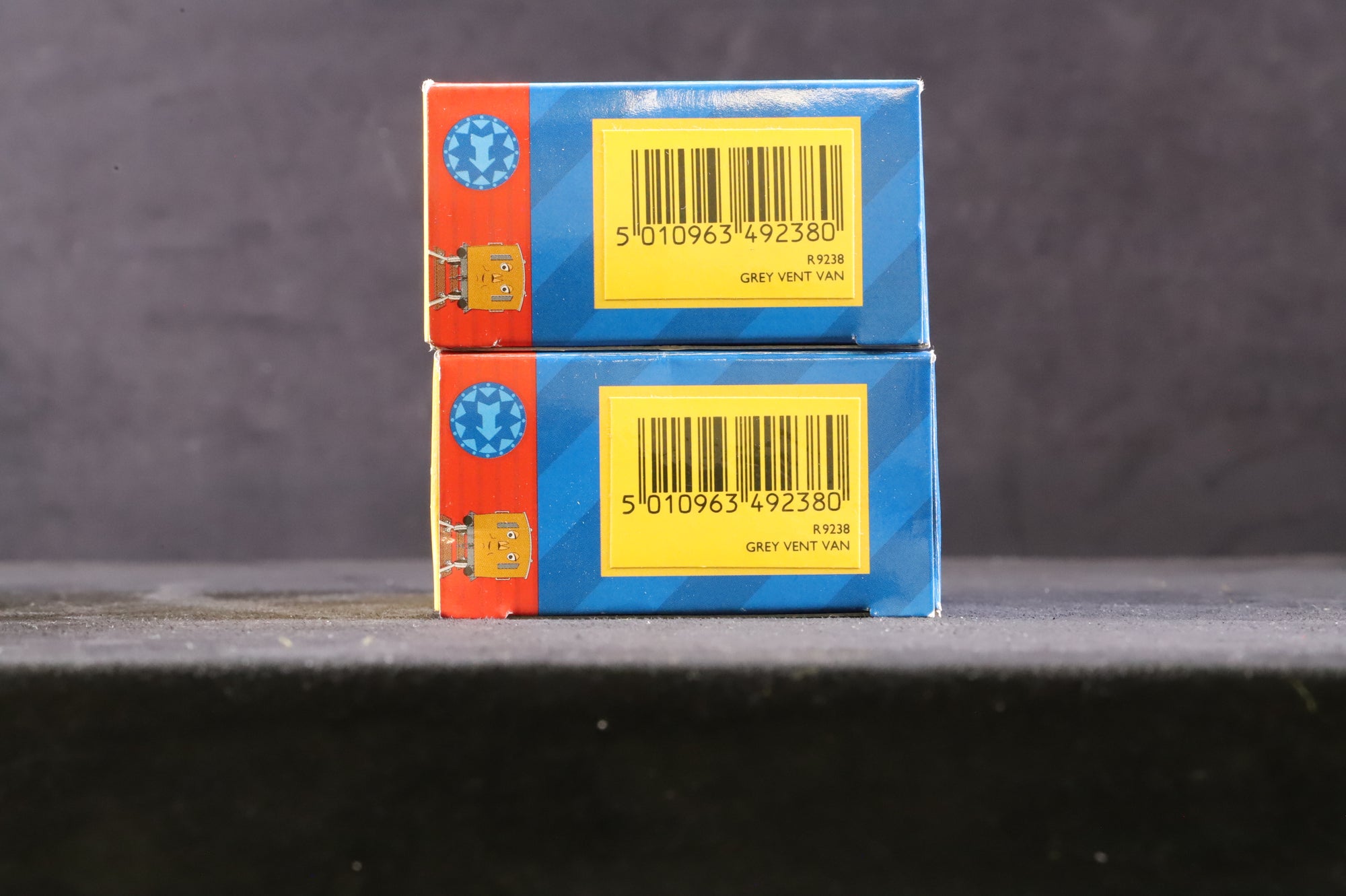 Hornby OO R9239 Thomas & Friends Rake Of 2 Grey Vent Vans