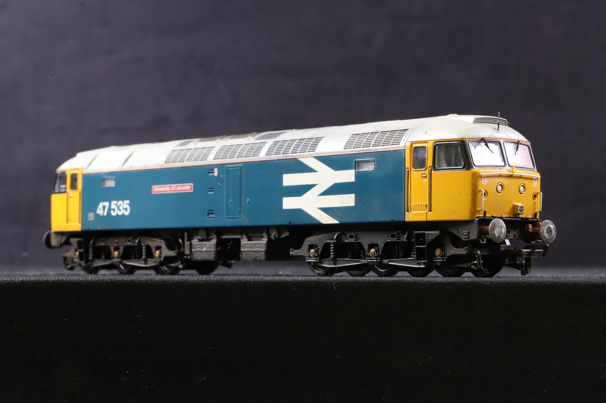 WORKSHOP Bachmann OO 31-650 Class 47 47535 'University of Leicester' in BR Blue w/ Large Logos - Weathered