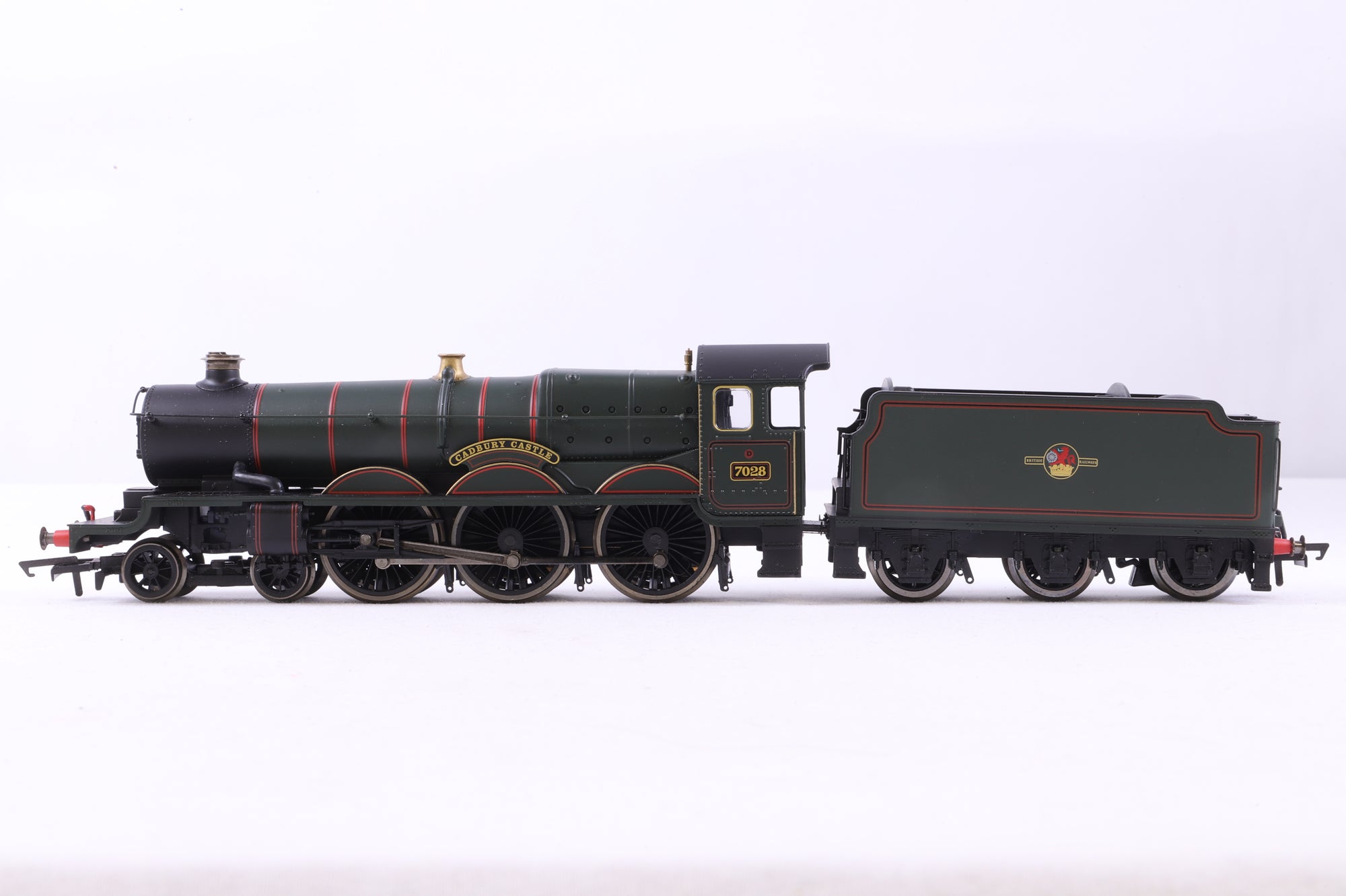 Hornby OO Castle Class 4-6-0 '7028' 'Cadbury Castle' BR Lined Green L/C