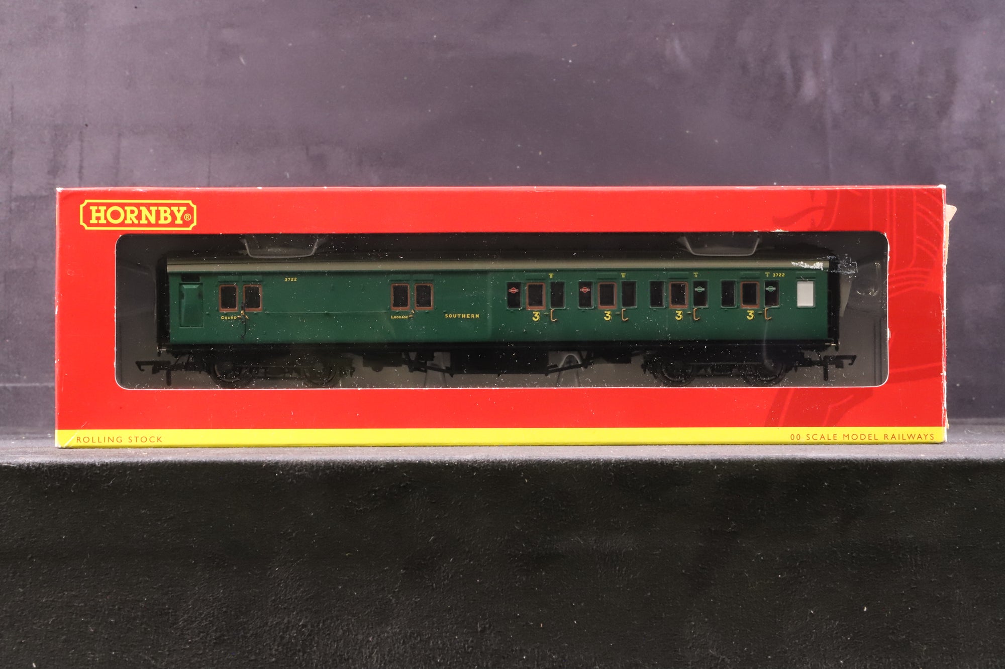 Hornby OO Rake of 3 Maunsell Coaches in SR Green w/ Sunshine Lettering