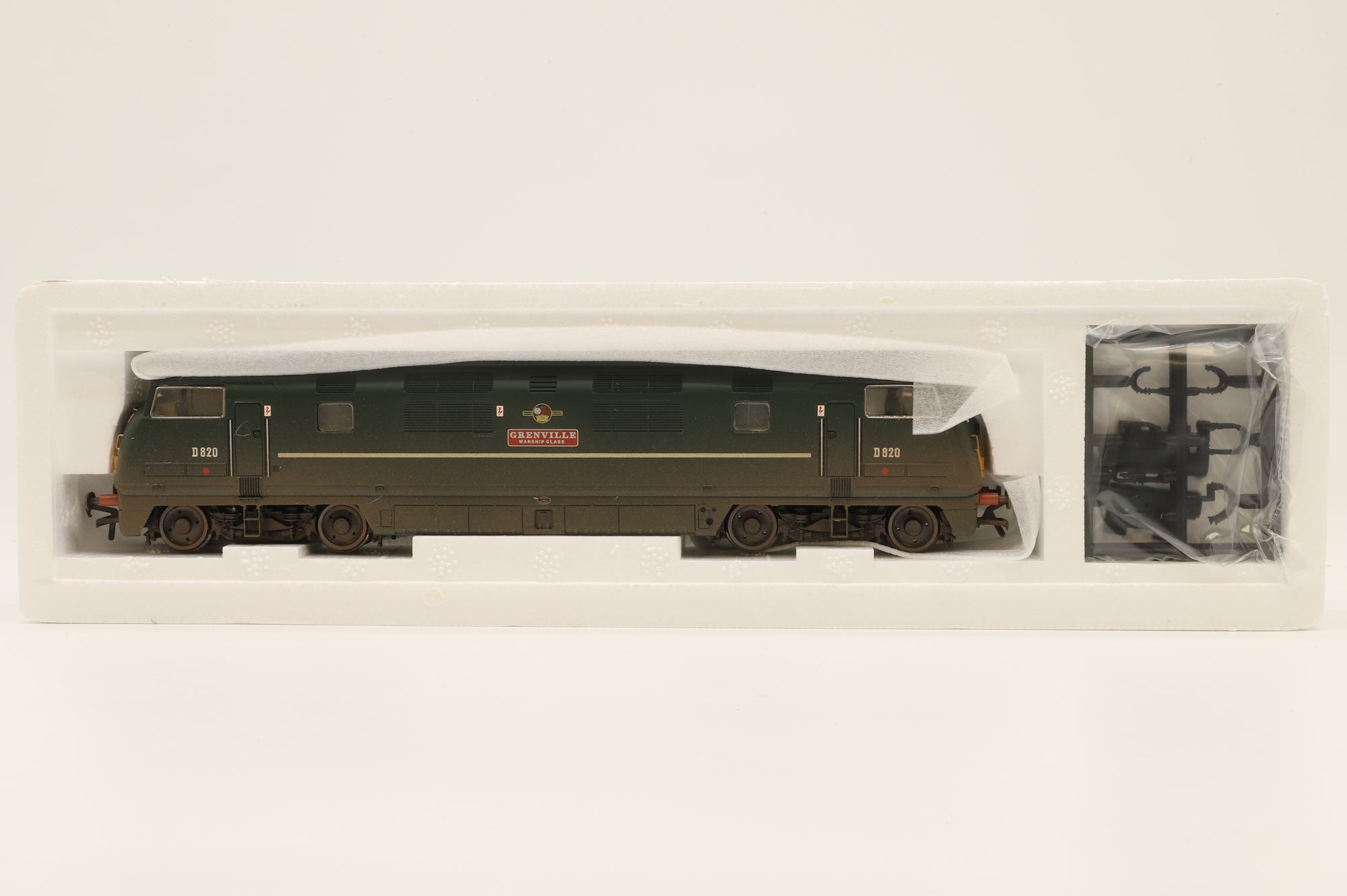 Bachmann OO 32-058 Class 42 Warship Diesel 'Grenville' BR Green Weathered