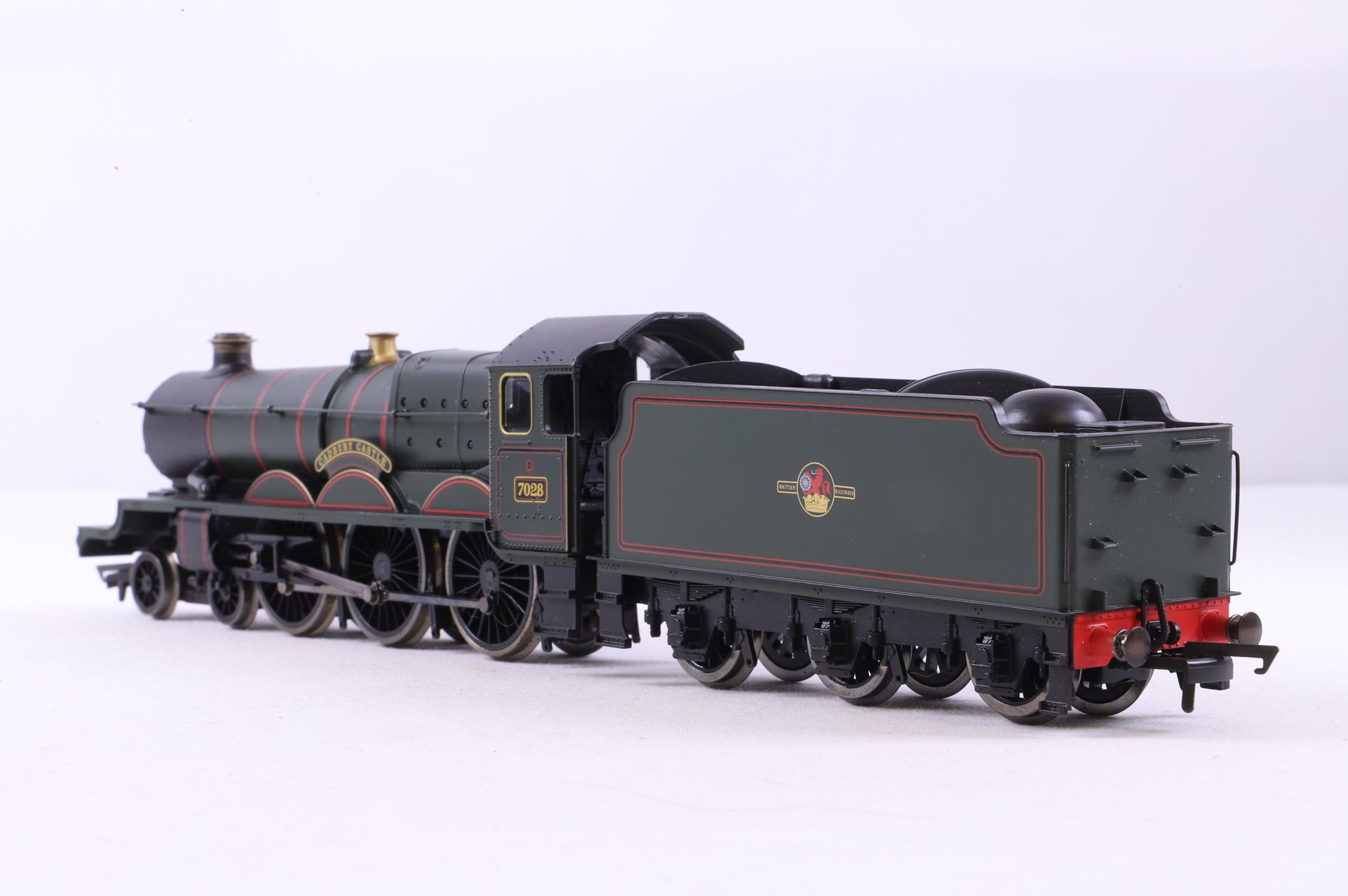 Hornby OO Castle Class 4-6-0 '7028' 'Cadbury Castle' BR Lined Green L/C