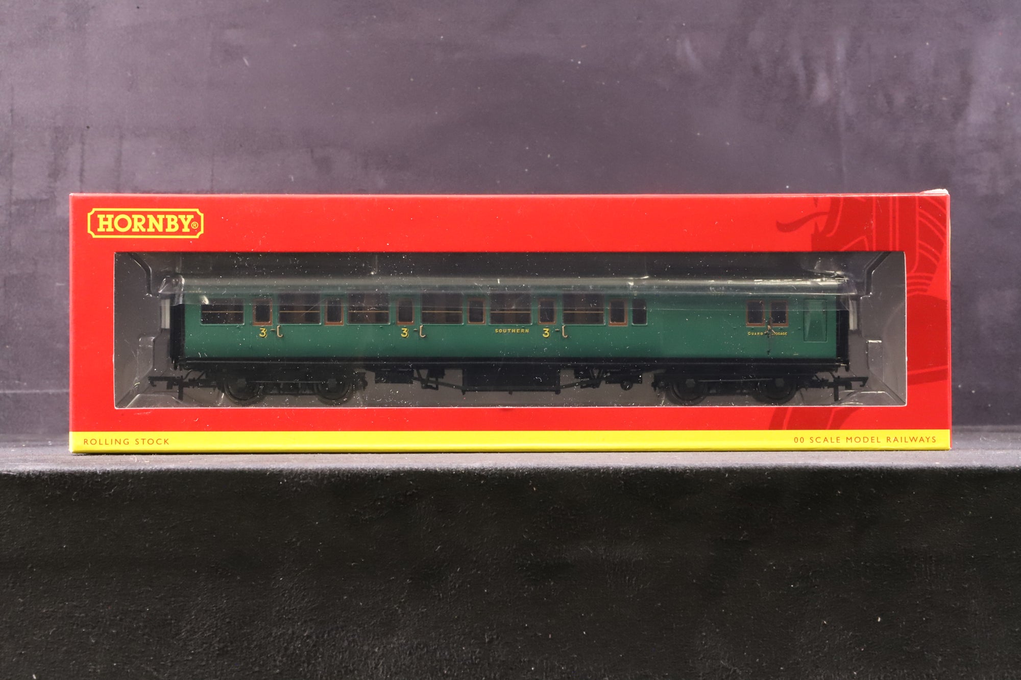 Hornby OO Rake of 3 Maunsell Coaches in SR Green w/ Sunshine Lettering