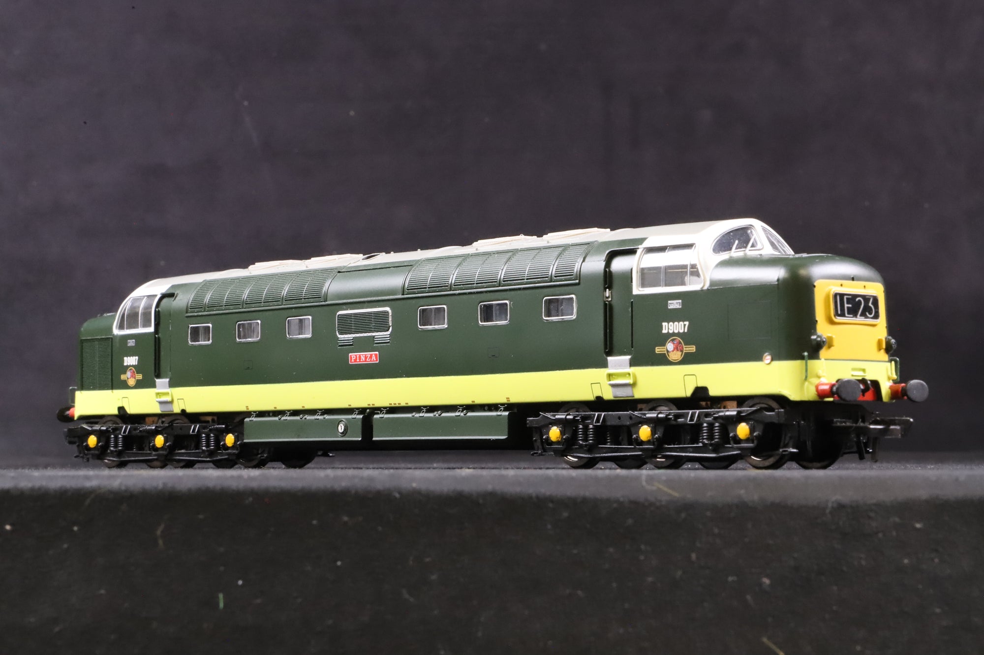 Bachmann OO 32-525DS Class 55 Deltic D9007 'Pinza' in BR Two Tone Green - DCC Sound