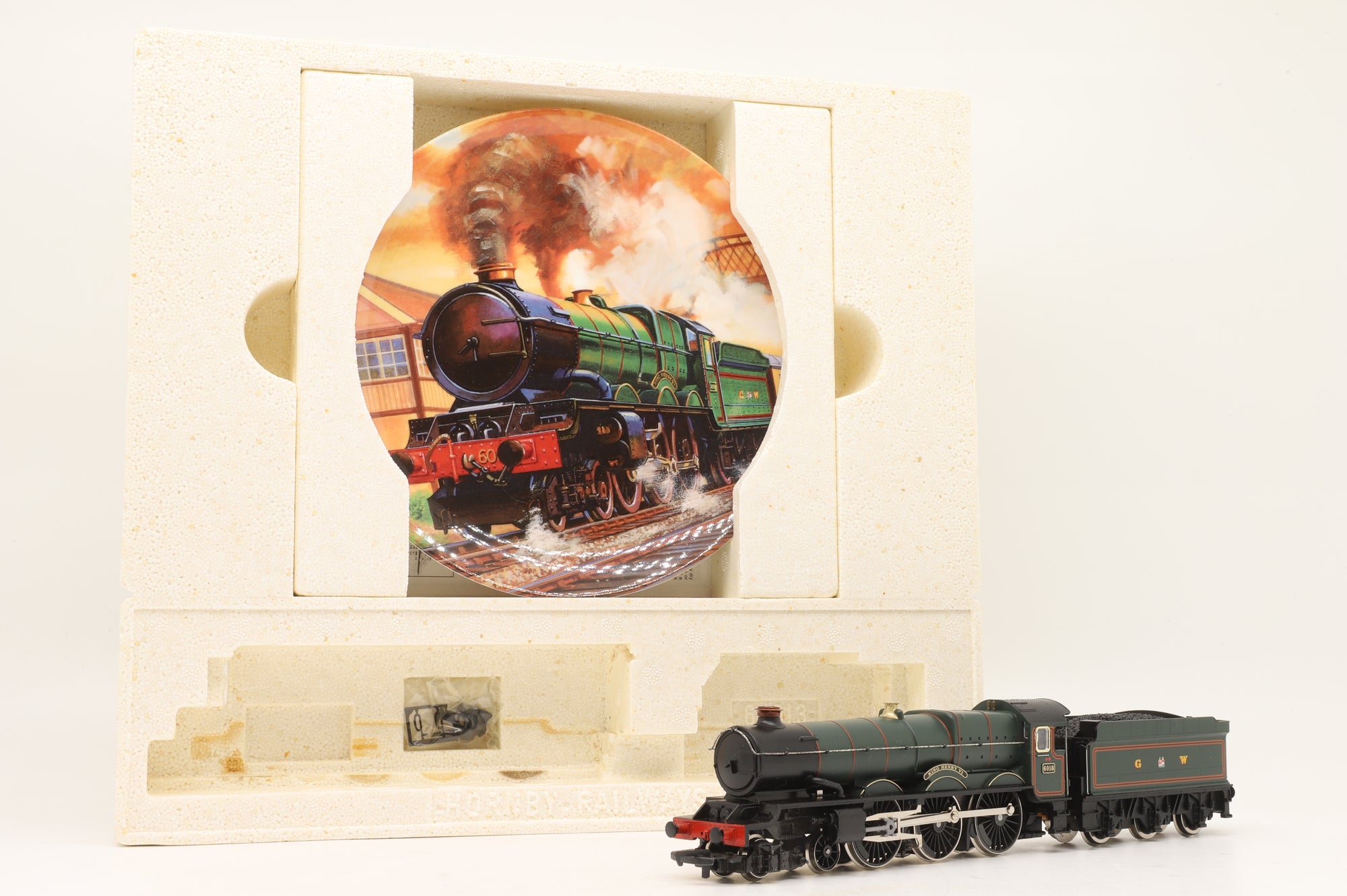 Hornby OO R650 King Class 6018 'King Henry VI' in GWR Green w/ Collector's Plate