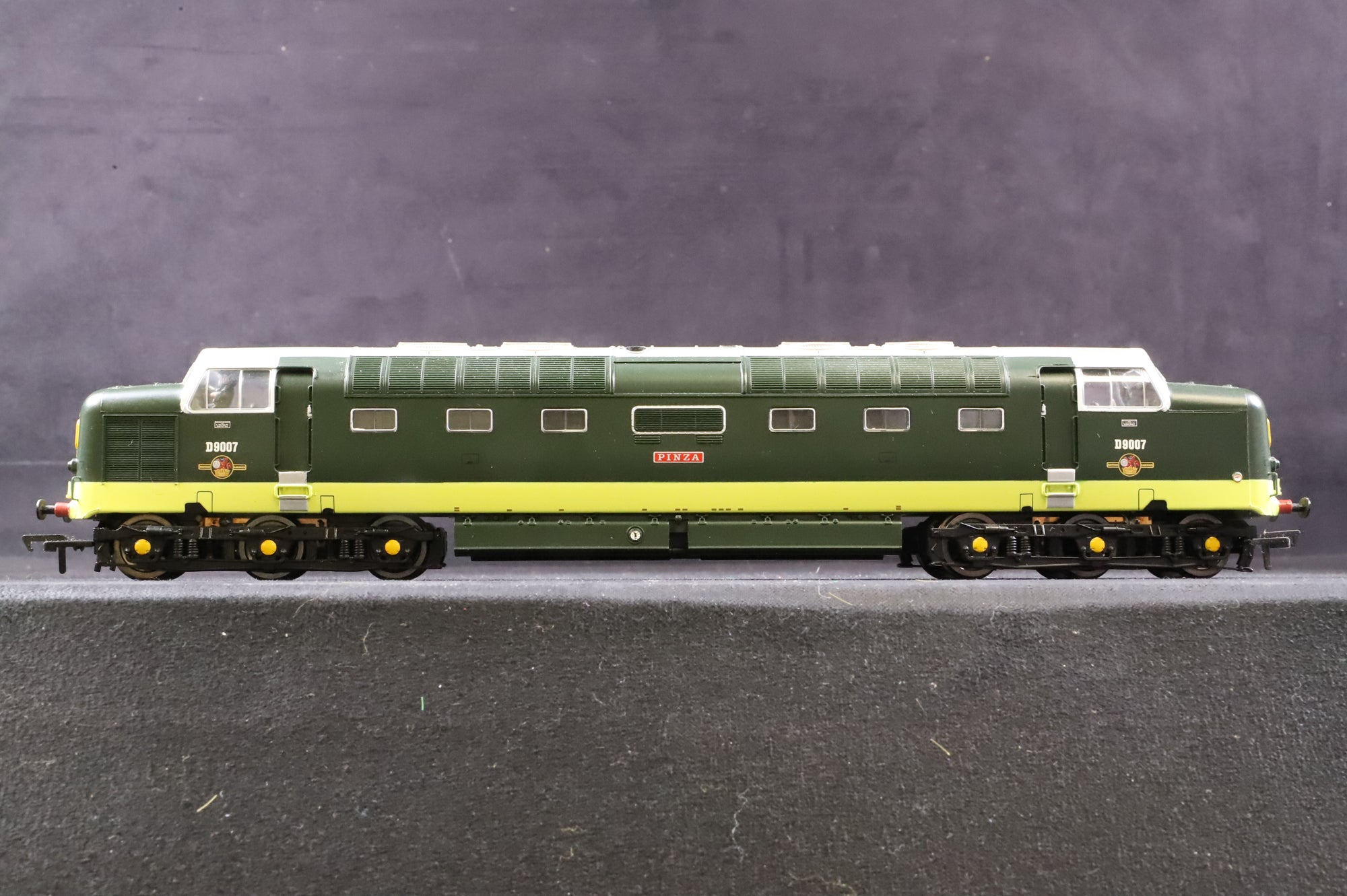 Bachmann OO 32-525DS Class 55 Deltic D9007 'Pinza' in BR Two Tone Green - DCC Sound