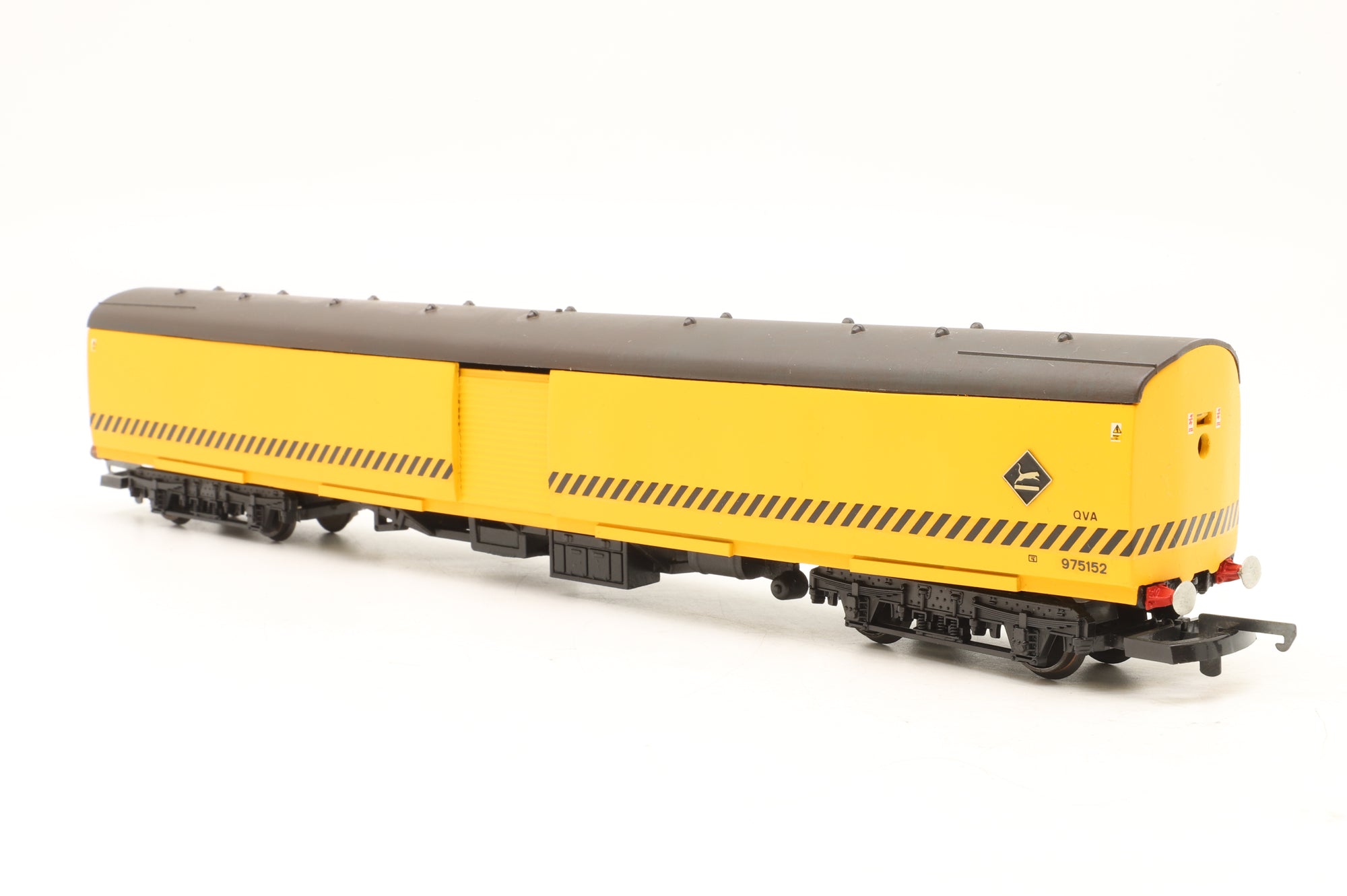 Custom OO Mk1 QVA 975152 in BR Engineering Yellow