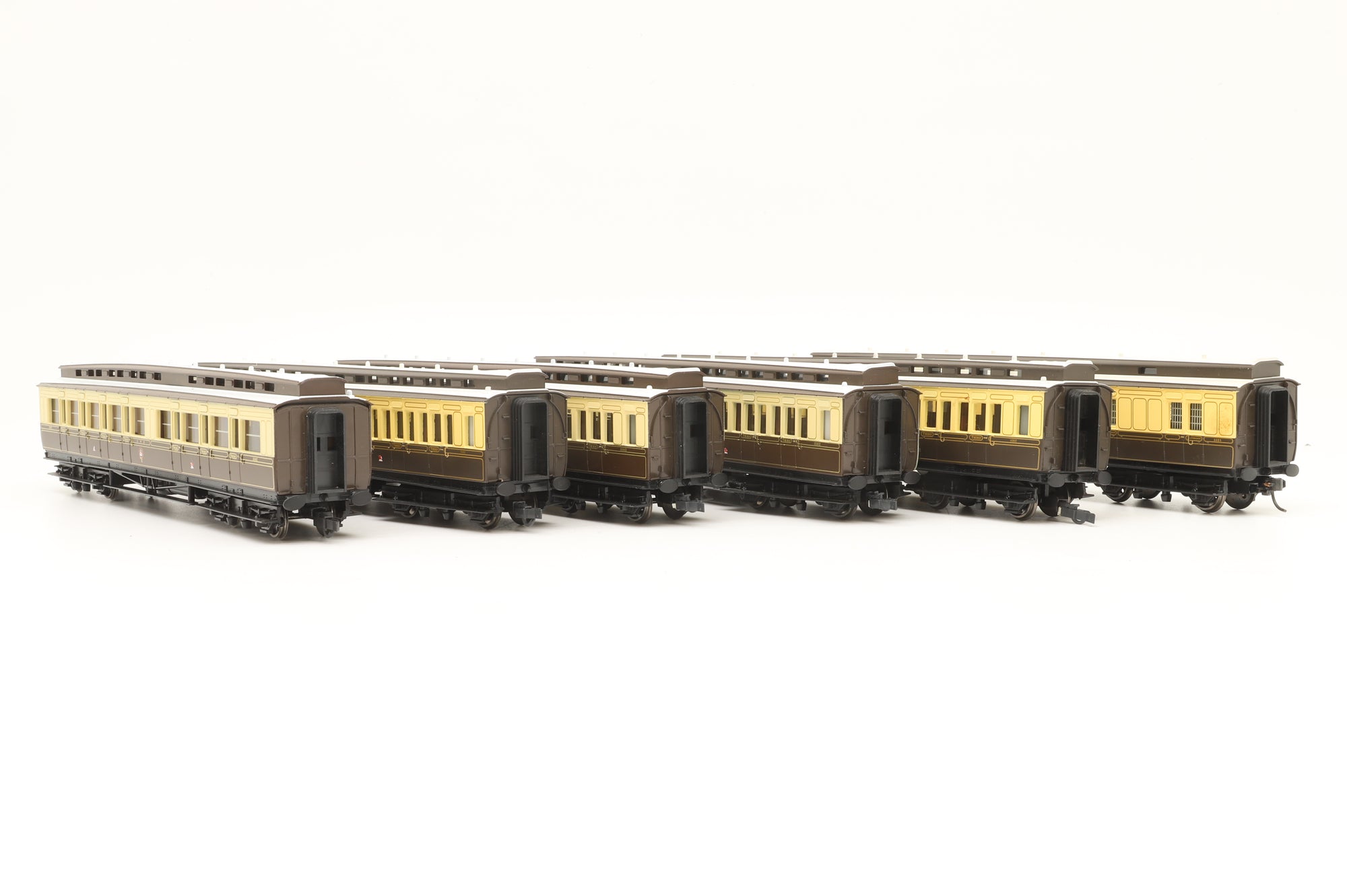 Hornby OO Rake Of 6 GWR Chlorestry GWR Chocolate & Cream Coaches