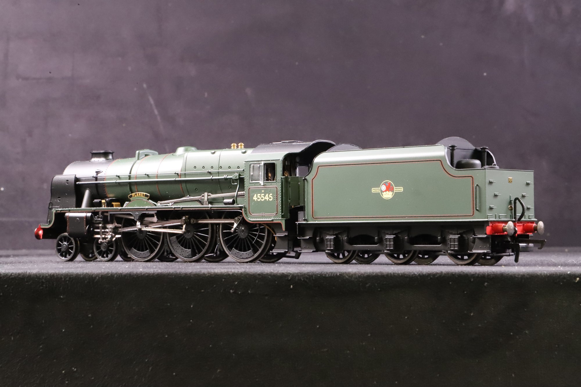 Hornby OO R2633 Patriot Class 7P 45545 'Planet' in Lined BR green w/ Late Crests