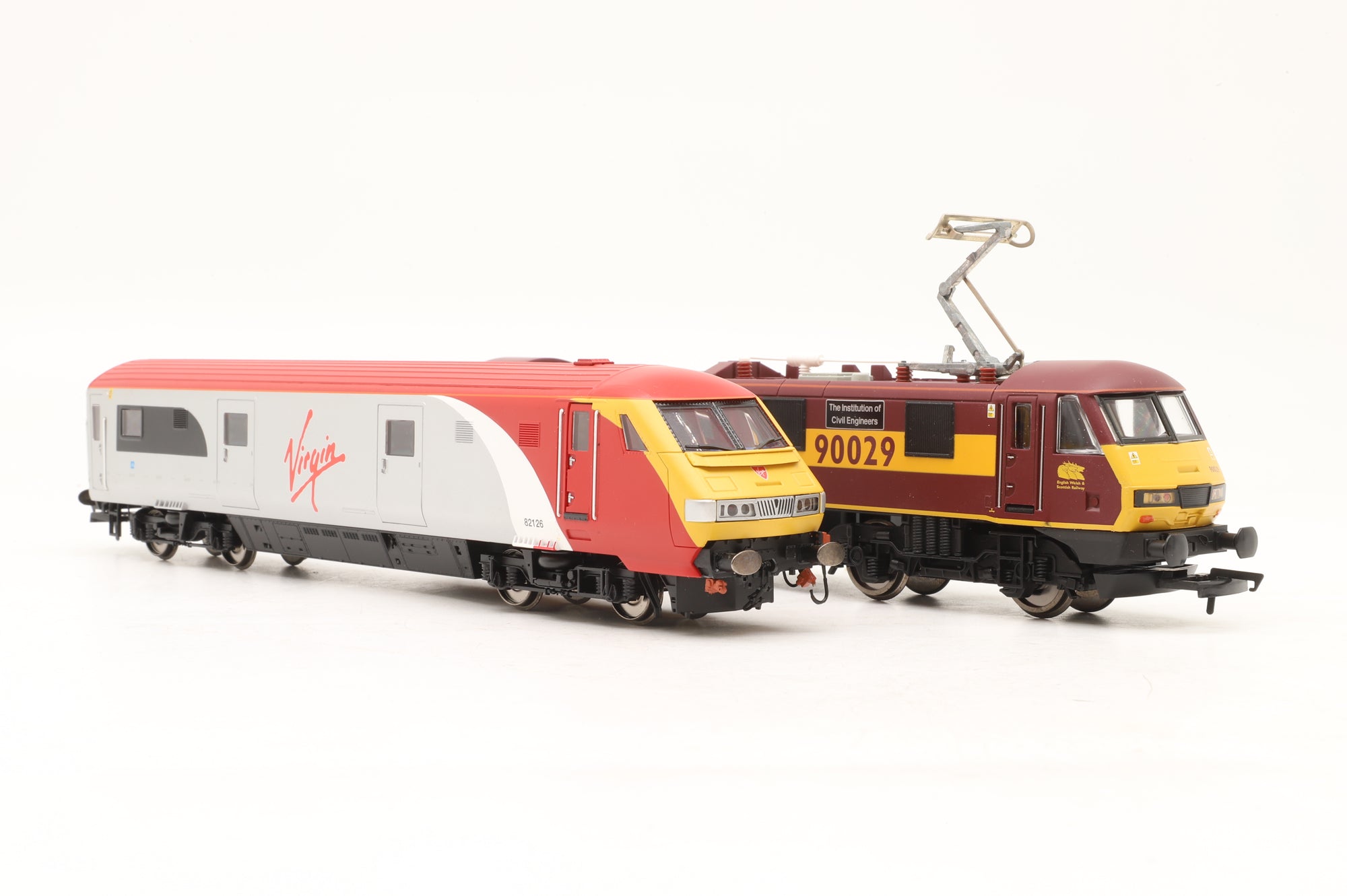 Hornby OO R2955 Virgin Charter Relief Train Pack Incl. Class 90 & Mk3 DVT