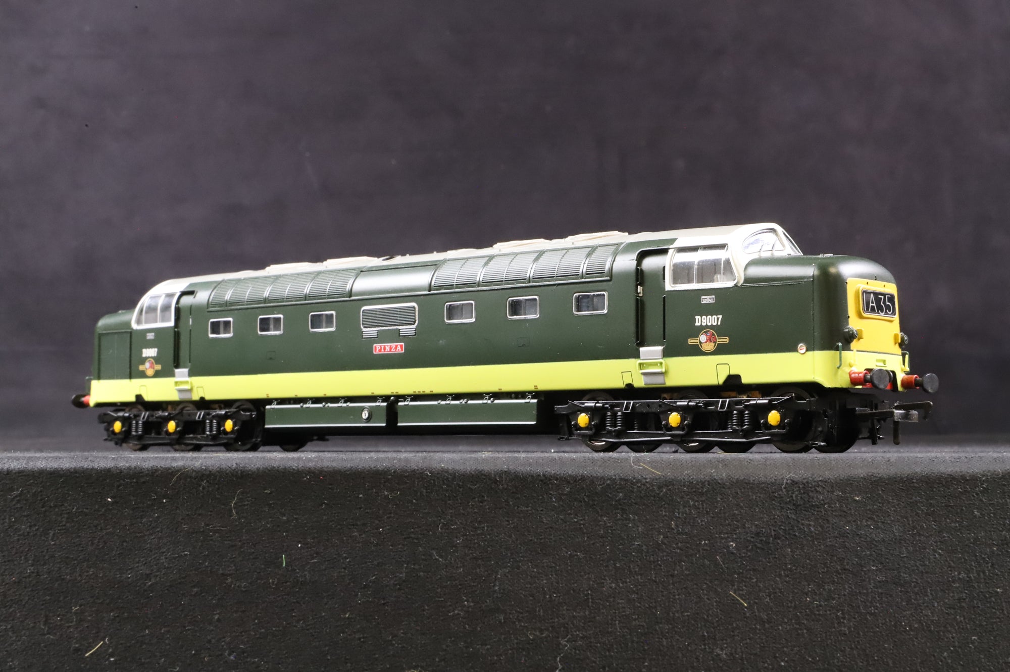 Bachmann OO 32-525DS Class 55 Deltic D9007 'Pinza' in BR Two Tone Green - DCC Sound