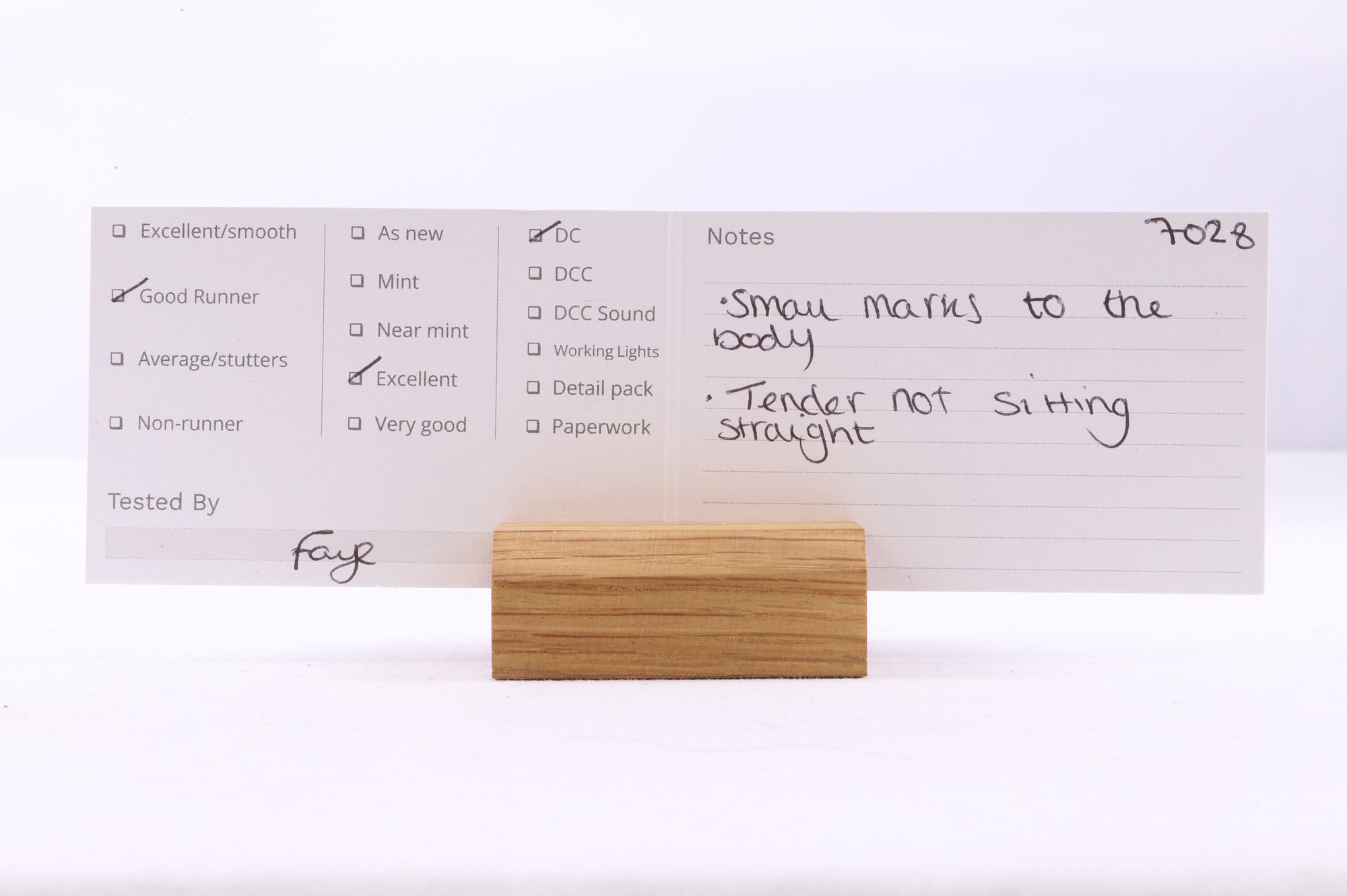 Hornby OO Castle Class 4-6-0 '7028' 'Cadbury Castle' BR Lined Green L/C