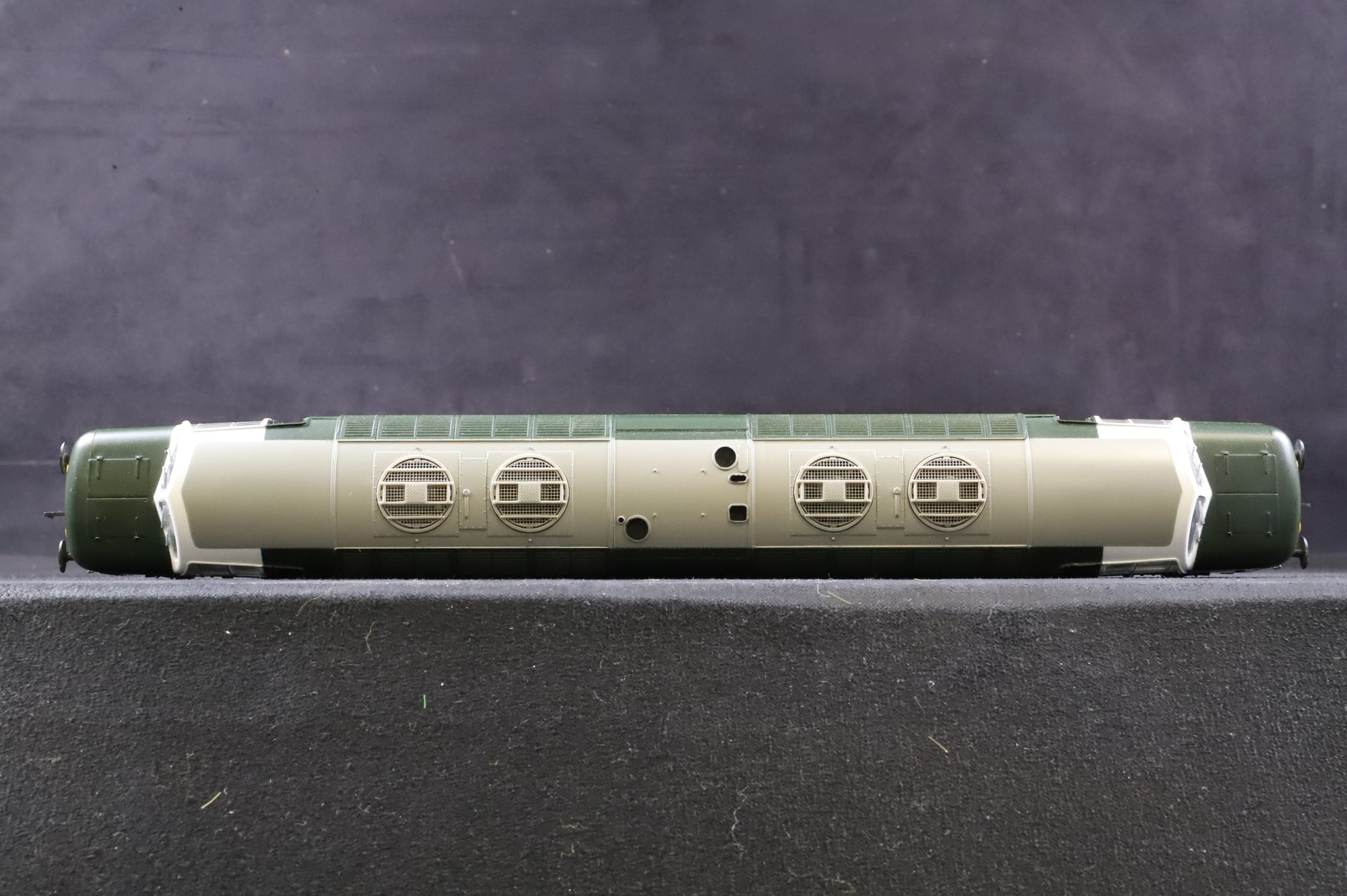 Bachmann OO 32-525DS Class 55 Deltic D9007 'Pinza' in BR Two Tone Green - DCC Sound