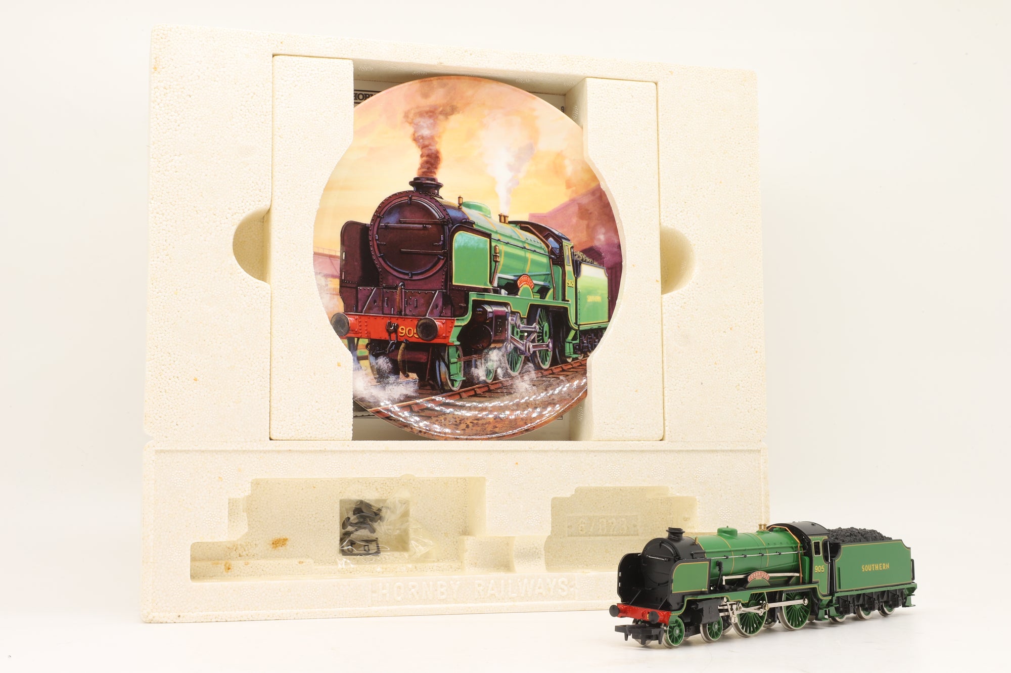 Hornby OO R648 Schools Class 905 'Tonbridge' in SR Green w/ Collector's Plate