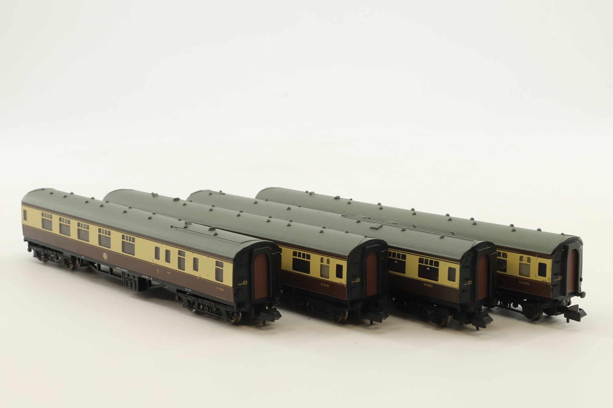 Graham Farish N Rake Of 4 Mk1 Chocolate & Cream Coaches Inc. 374-101A, 374-077A x3