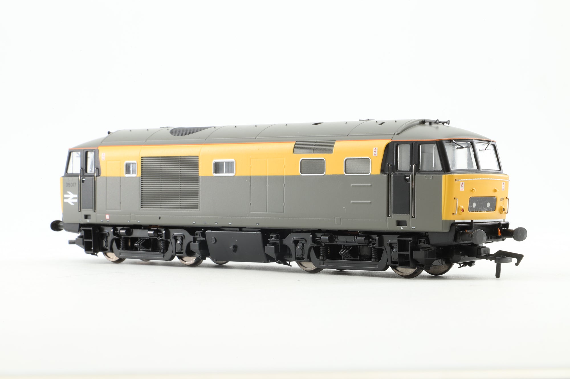 Heljan OO 35301 Class 35 35017 in BR Engineers 'Dutch' Preserved Livery