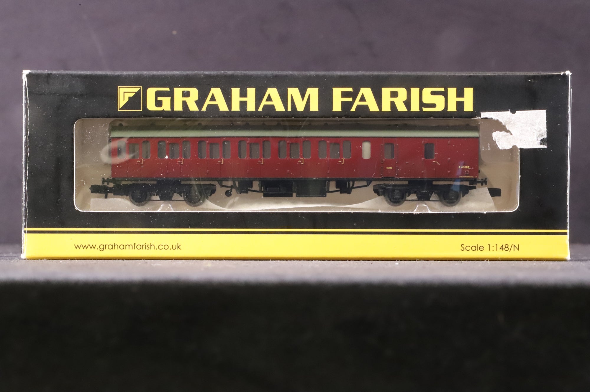 Graham Farish N 374-312A&B Rake Of 2 Mk1 Crimson Suburban Coaches
