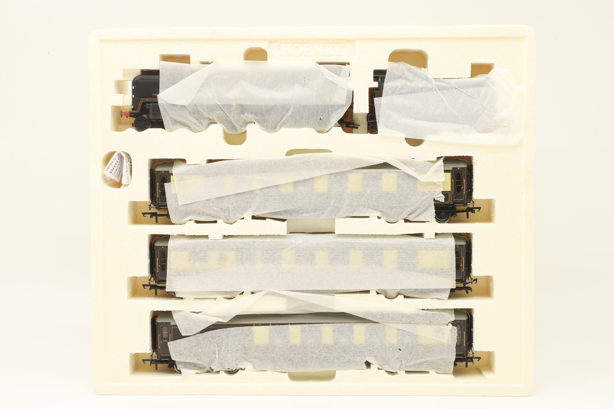 Hornby OO R2300 'Bournemouth Belle' - Merchant Navy Class Loco & 3x Pullman Coaches