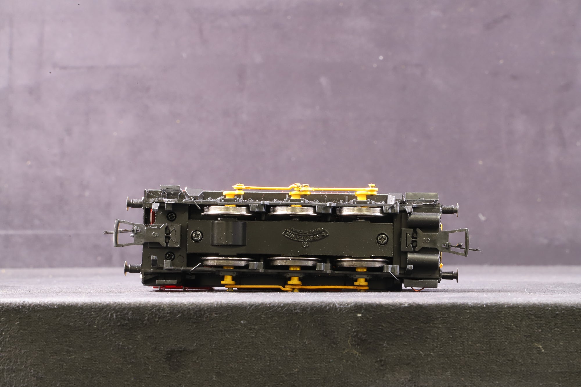 Bachmann OO 32-119 Class 08 08907 in DB Schenker Livery