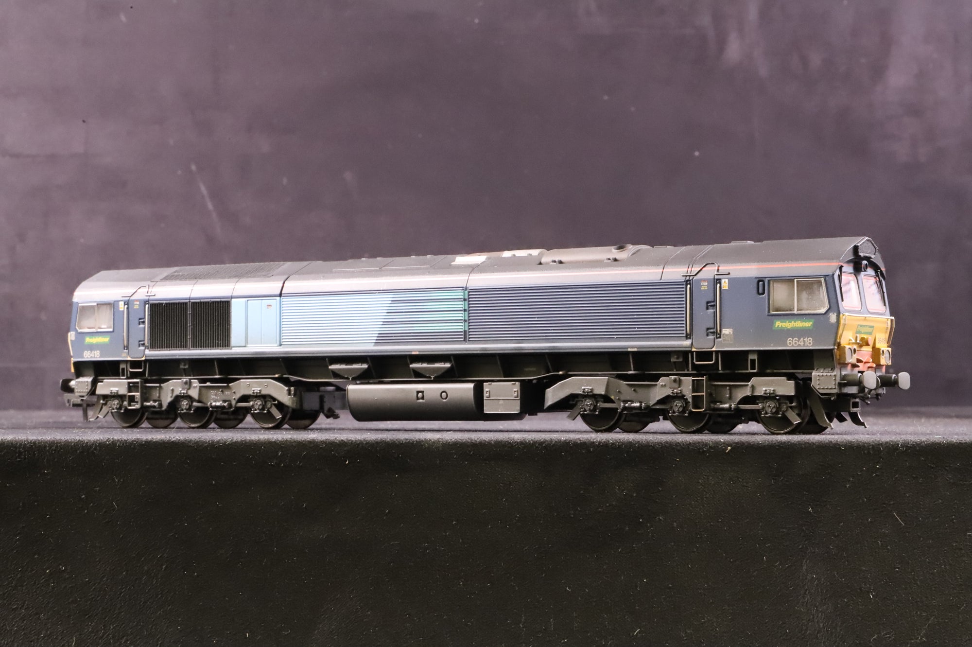 Bachmann OO 32-976Z Class 66 66418 in Freightliner Livery (EX-DRS) - Weathered
