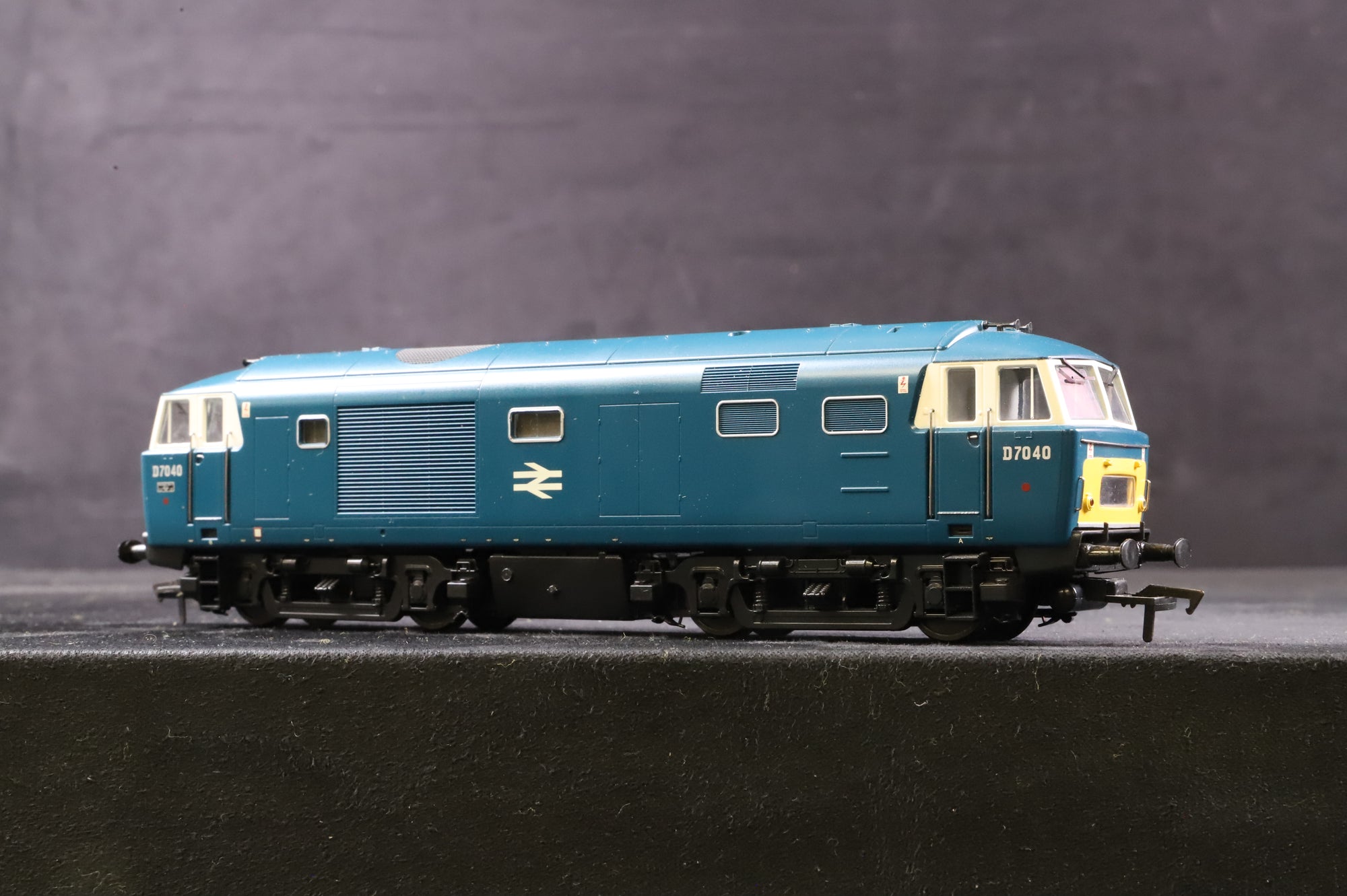 Heljan OO 3507 Class 35 Hymek 'D7040' BR Blue White Cab & Yellow Warning Panel