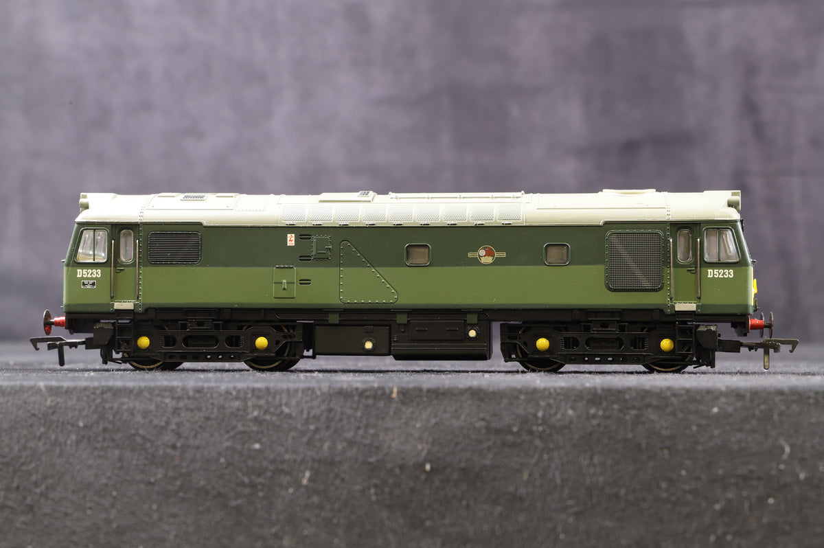 Bachmann OO 32-411 Class 25/2 &#39;D5233&#39;Two Tone BR Green With Roof Headcode, DCC Fitted