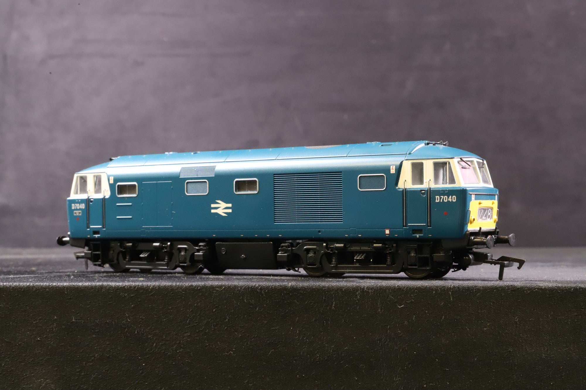 Heljan OO 3507 Class 35 Hymek 'D7040' BR Blue White Cab & Yellow Warning Panel