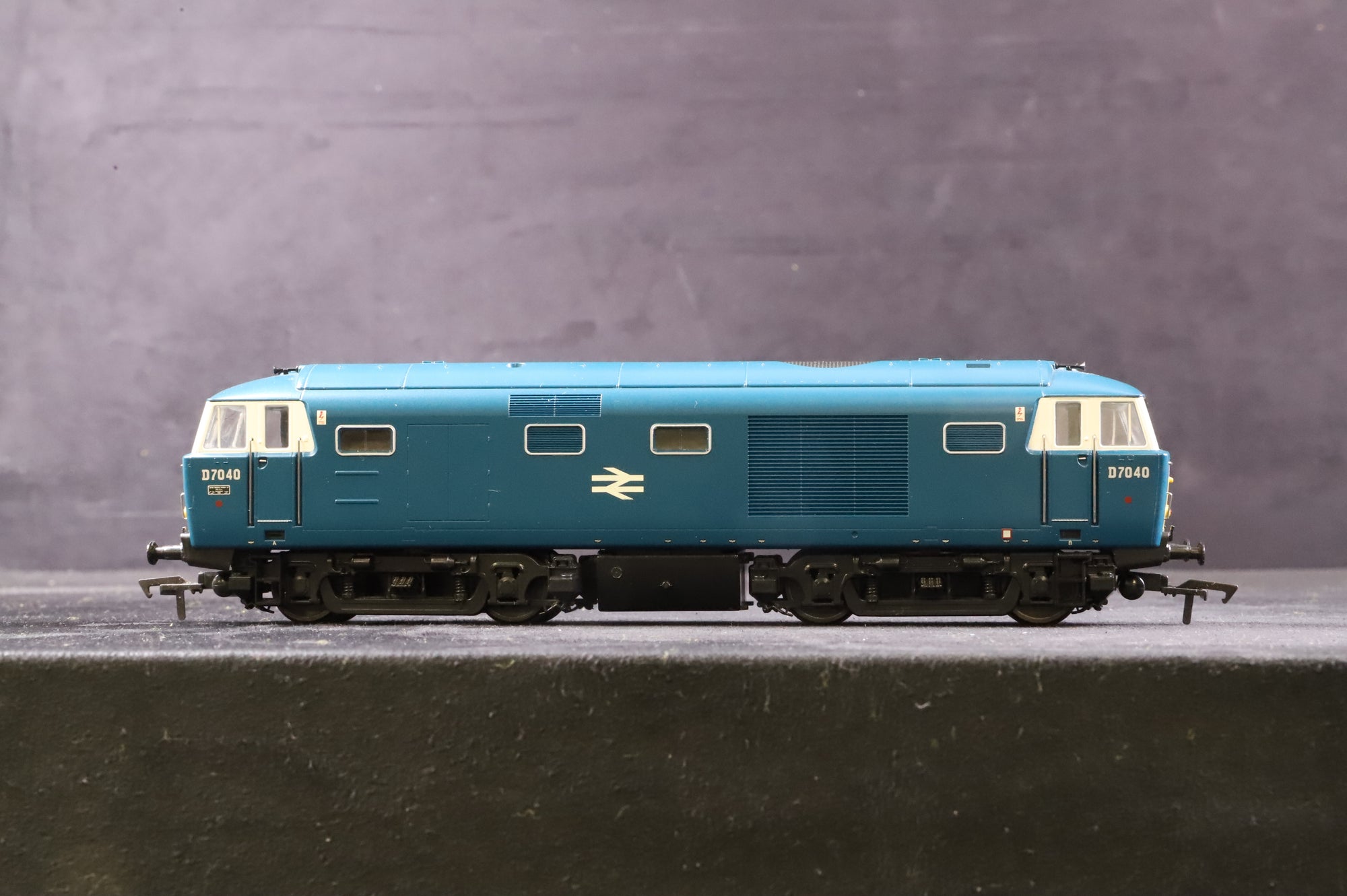 Heljan OO 3507 Class 35 Hymek 'D7040' BR Blue White Cab & Yellow Warning Panel