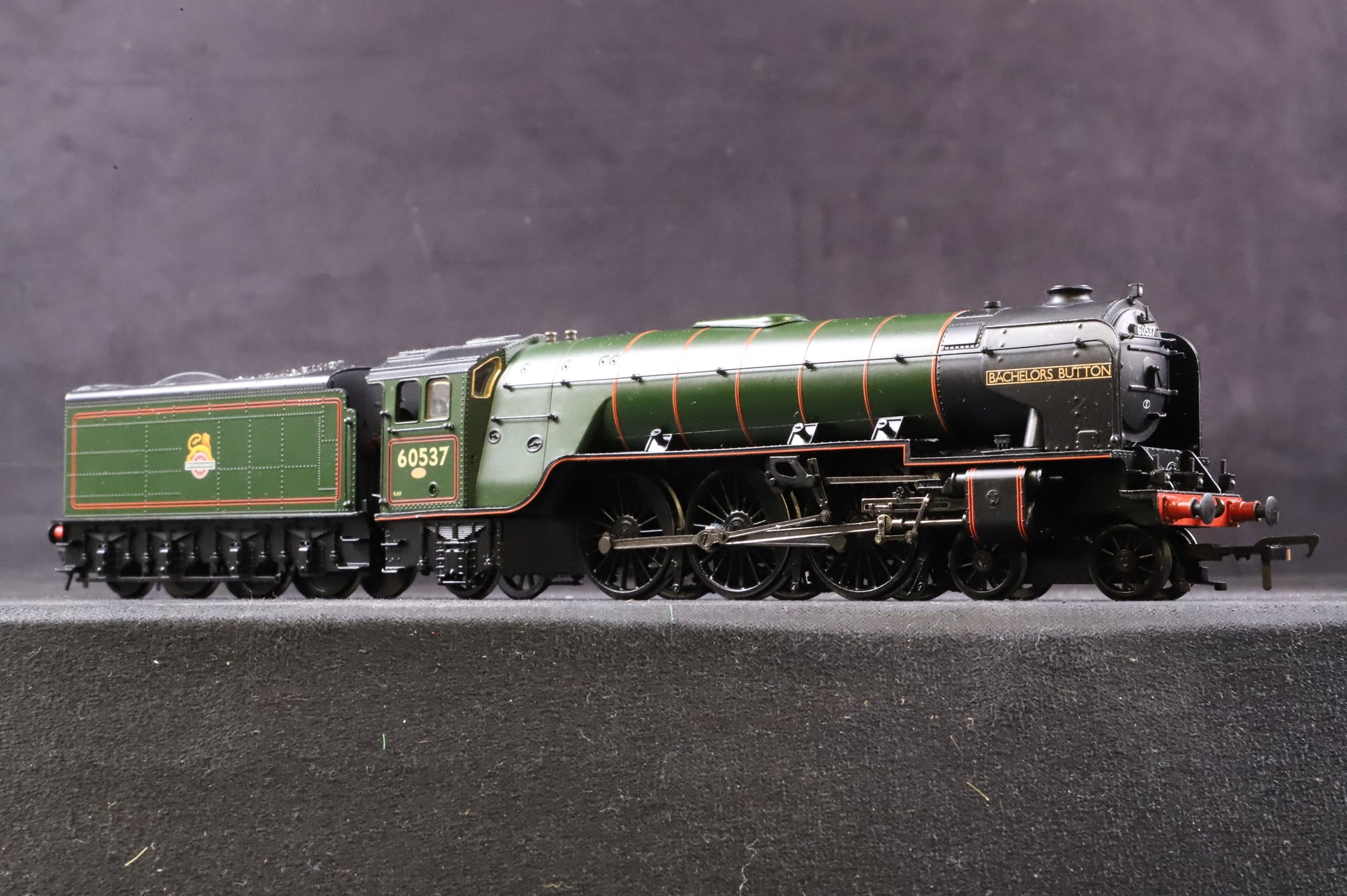 Bachmann OO 31-526 Class A2 60537 'Bachelors Button' in Lined BR Green w/ Early Crests