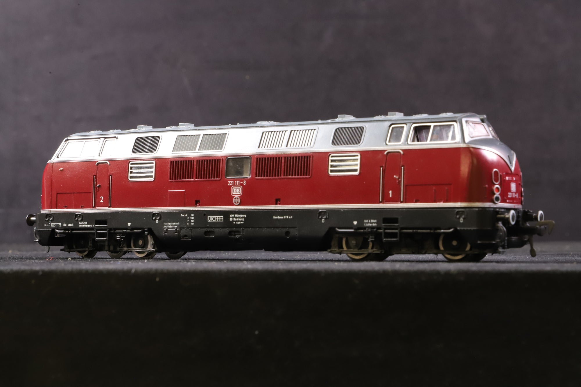 Fleischmann HO 844235 BR 221 2211118 in DB Crimson