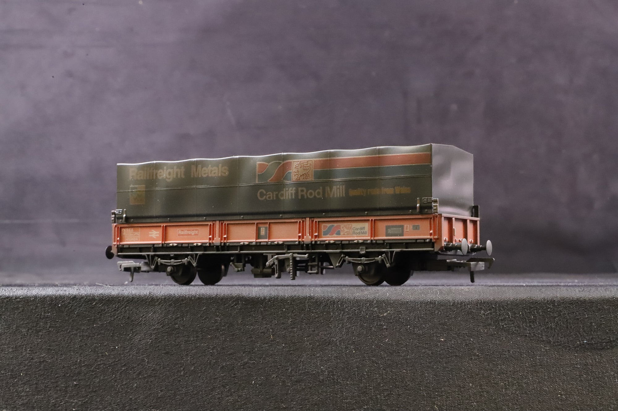 EFE Rail OO E8704/2/4/5/6 Rake of 4 BR SEA Wagons in Railfreight Metals/Distribution Liveries w/ Hoods - Mixed Weathered/Pristine