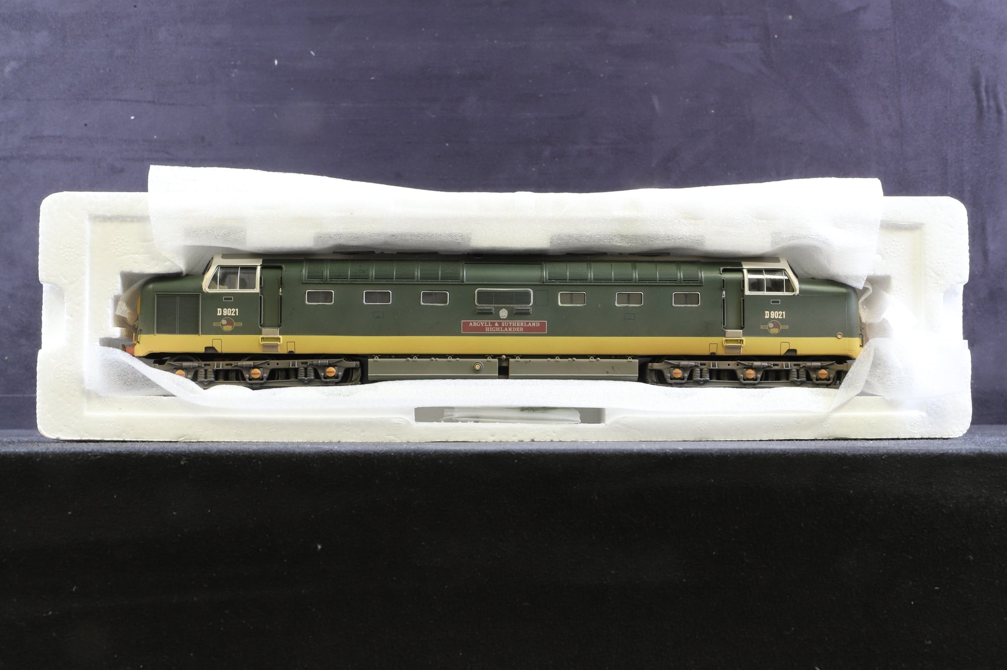 Bachmann OO 32-525Y Class 55 Deltic 'D9021' 'Argyll  & Sutherland' BR Green Weathered Ltd Ed 135/ 504