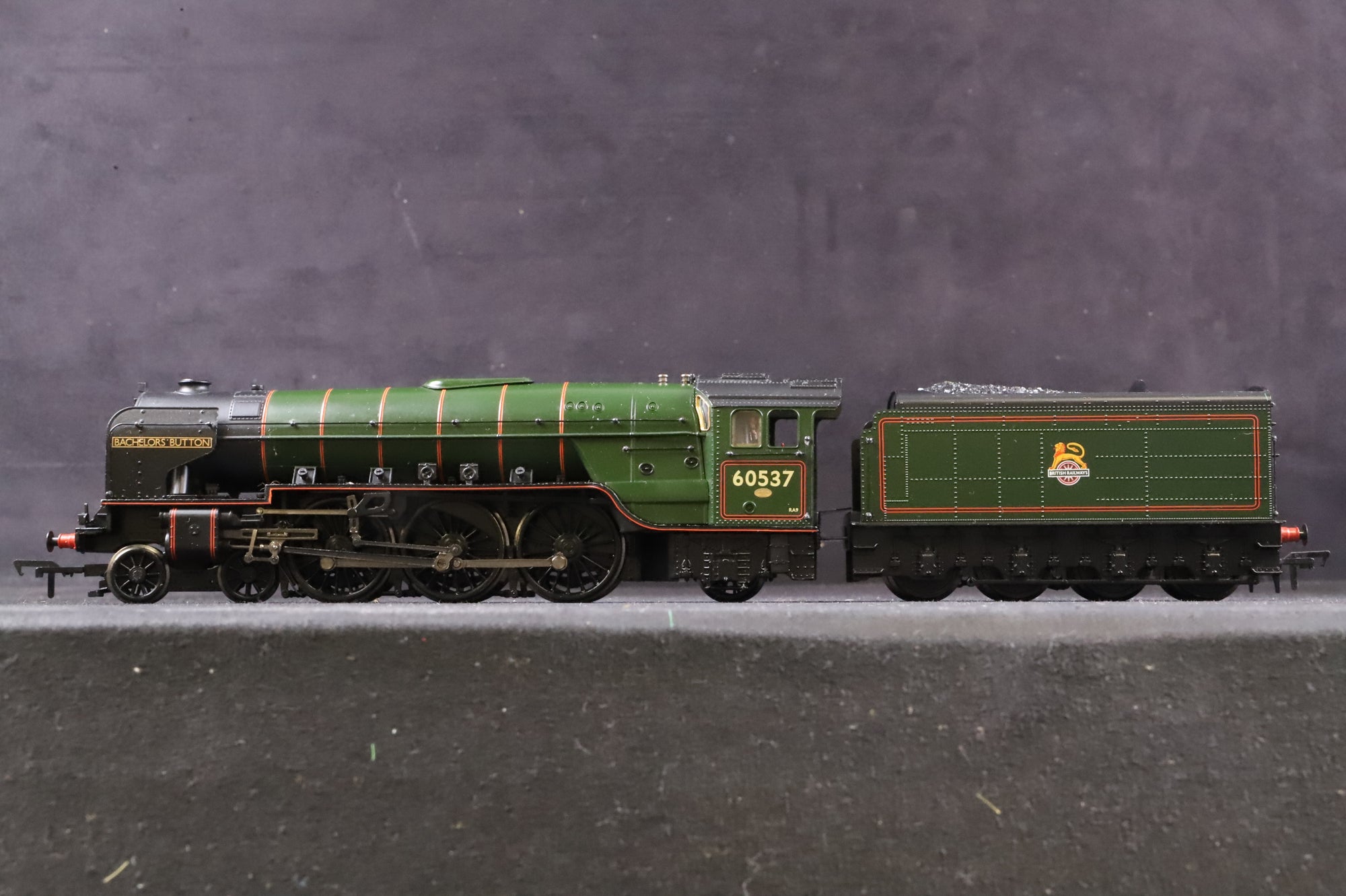 Bachmann OO 31-526 Class A2 60537 'Bachelors Button' in Lined BR Green w/ Early Crests