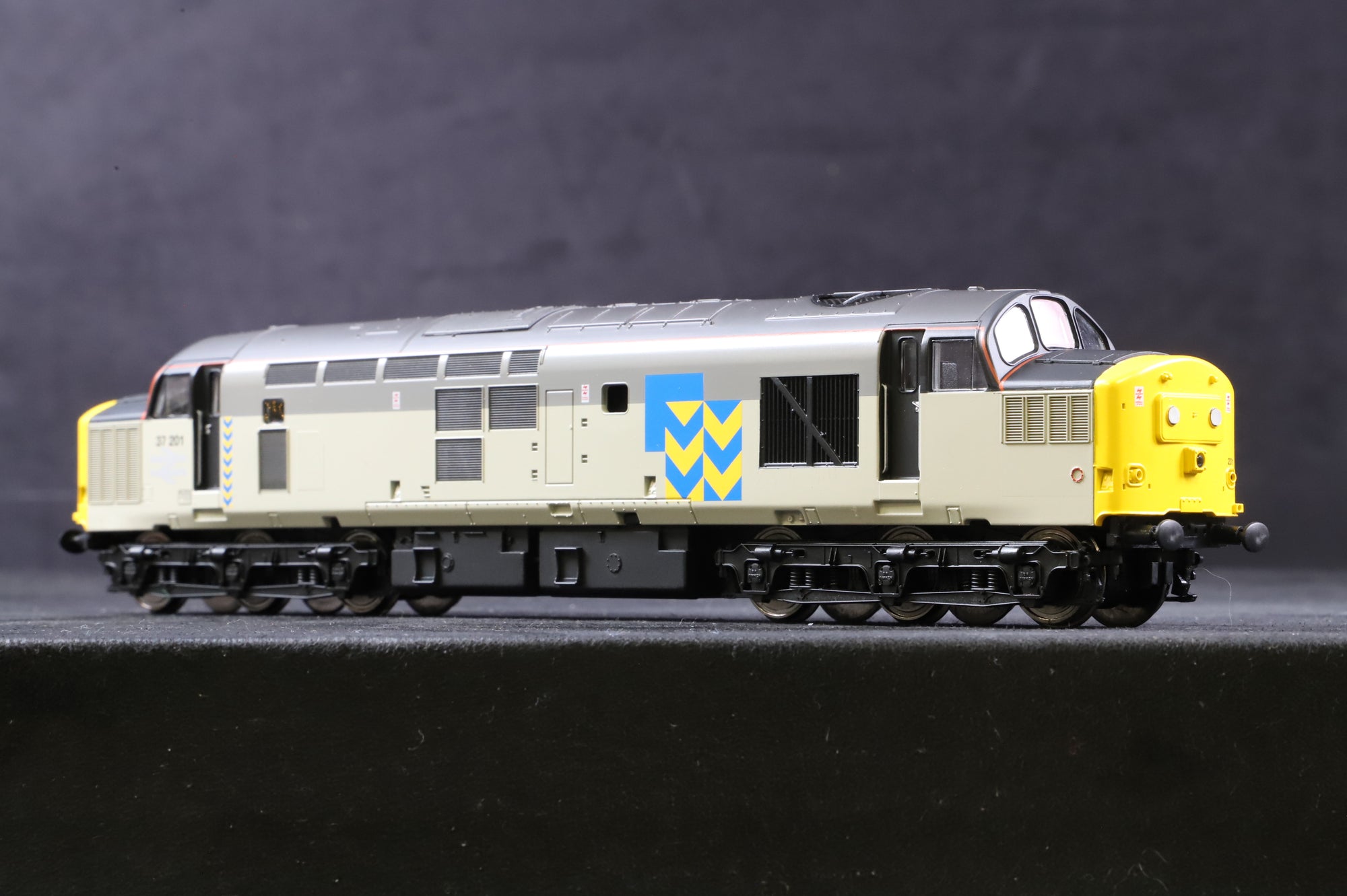 ViTrains OO V2038 Class 37/0 '37201' Triple Grey Trainload Metals, DCC Sound