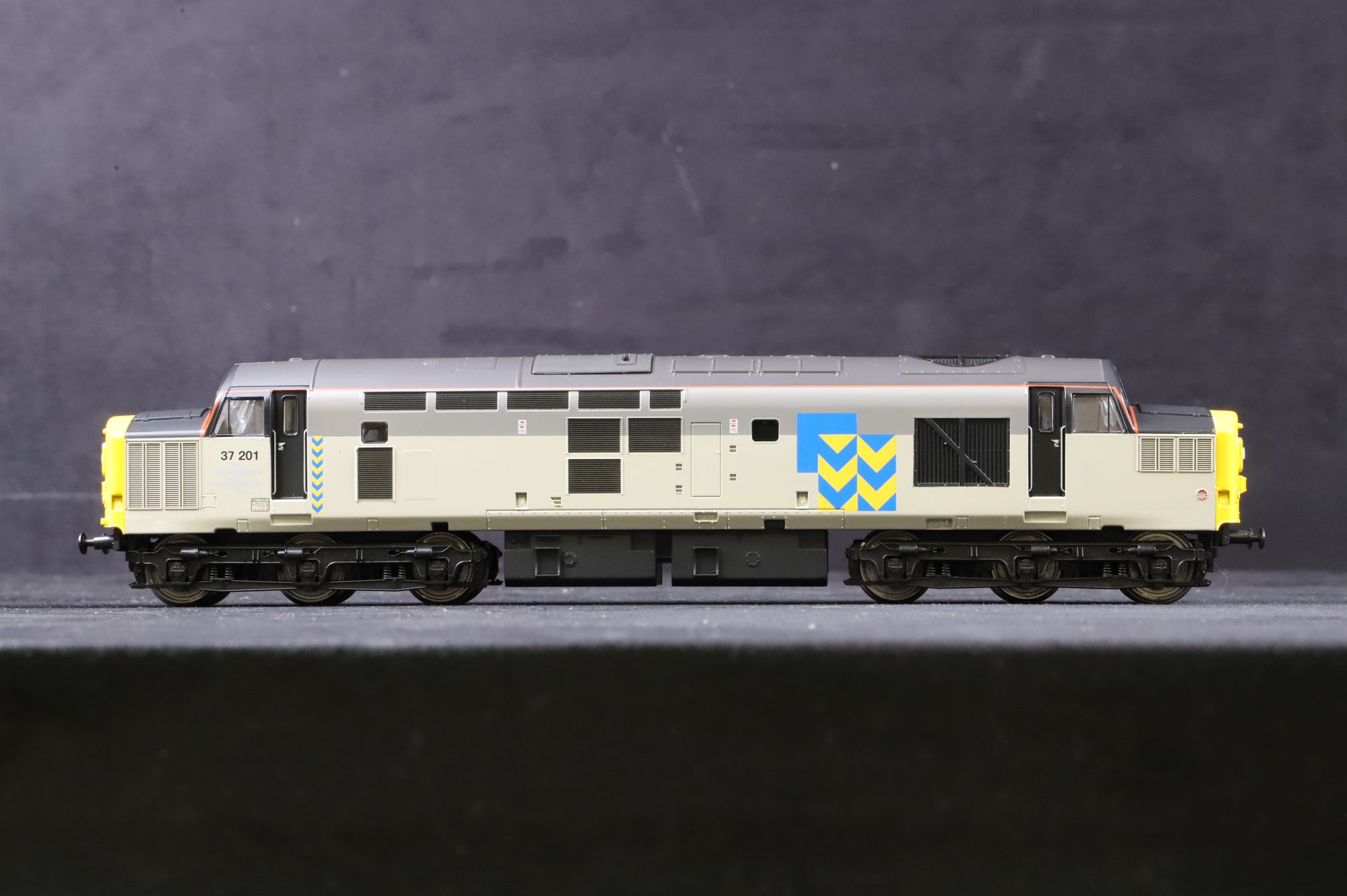 ViTrains OO V2038 Class 37/0 '37201' Triple Grey Trainload Metals, DCC Sound