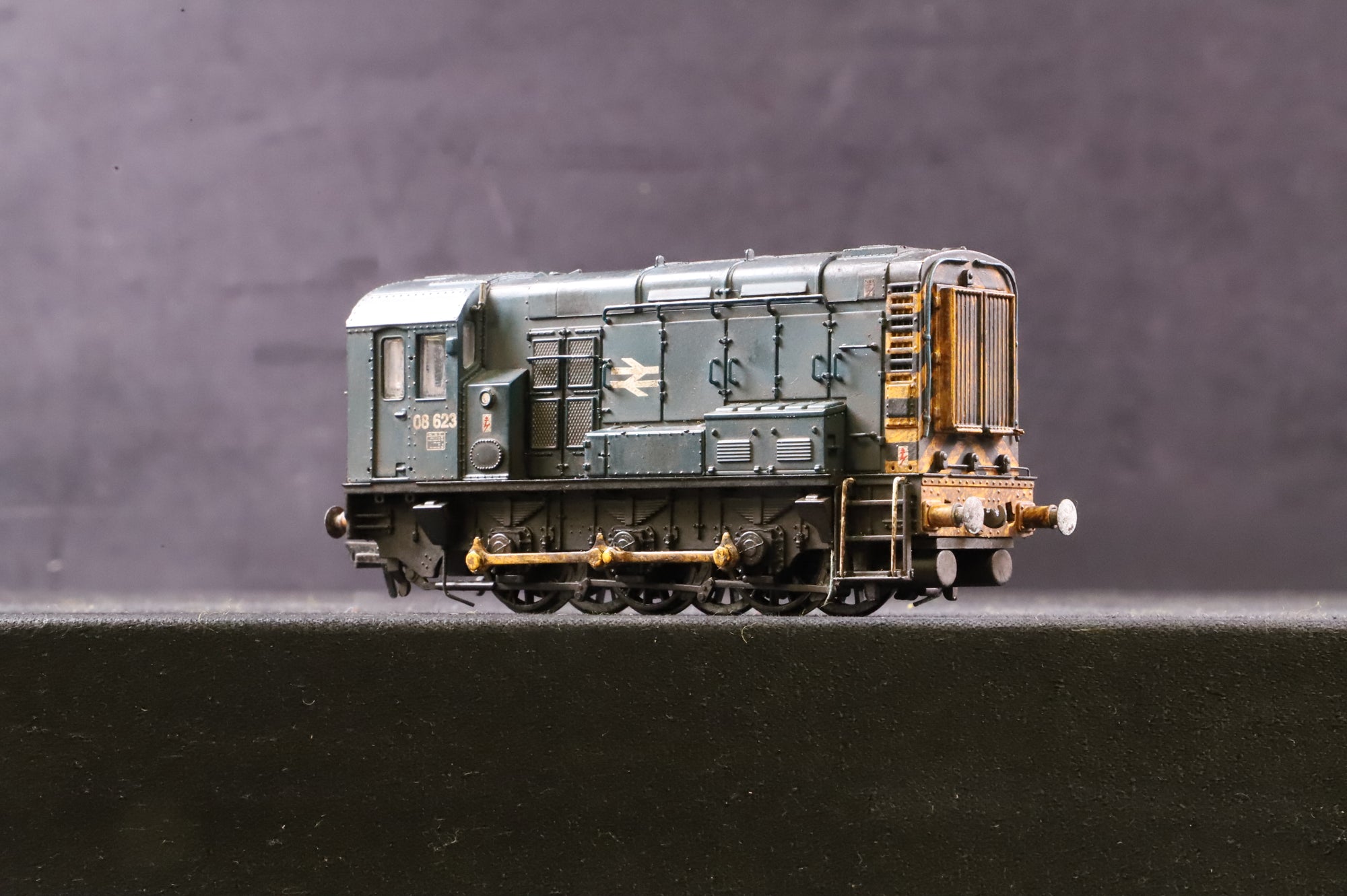 WORKSHOP Bachmann OO 32-102 Class 08 08623 in BR Blue w/ Wasp Stripes - Weathered