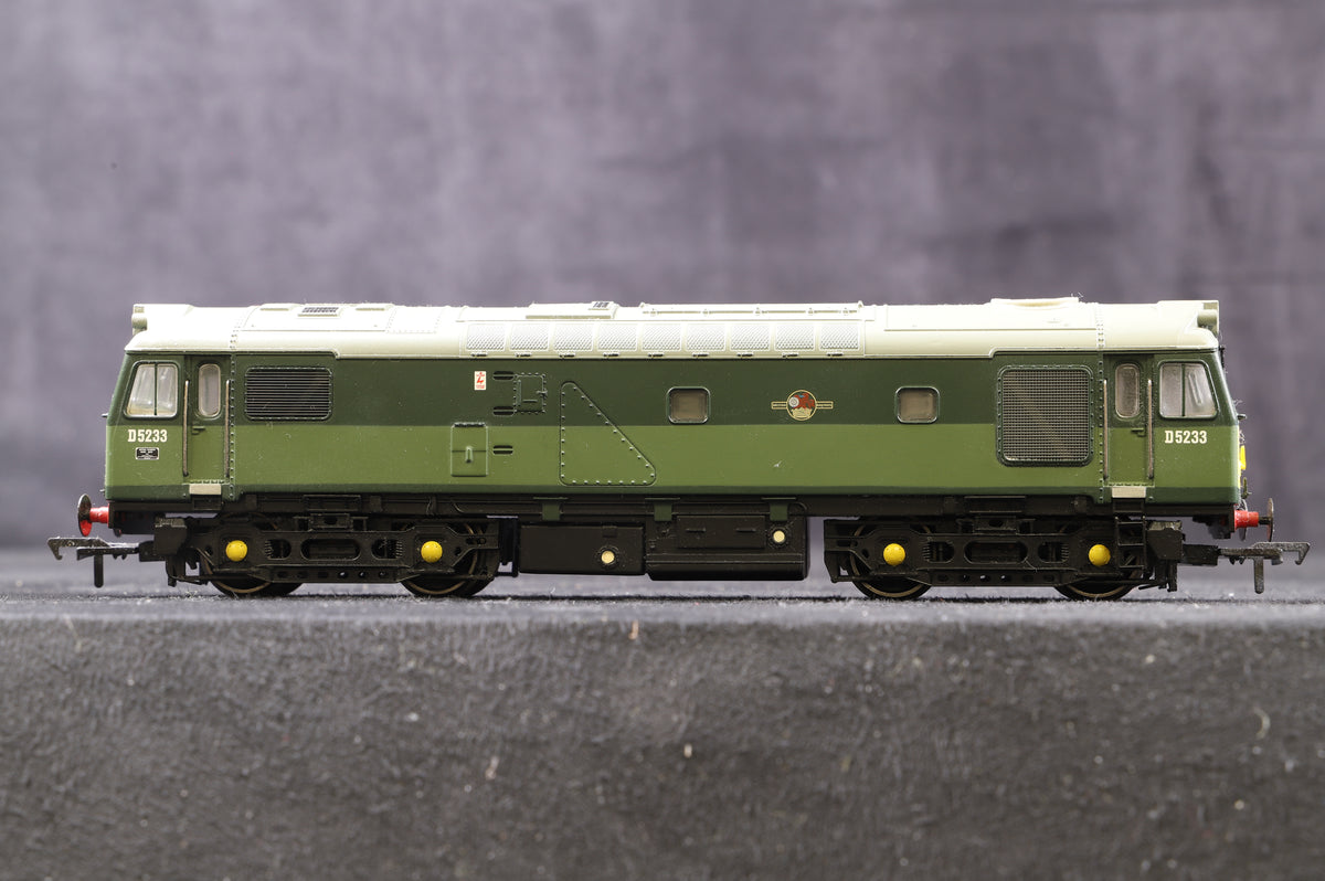 Bachmann OO 32-411 Class 25/2 &#39;D5233&#39;Two Tone BR Green With Roof Headcode, DCC Fitted