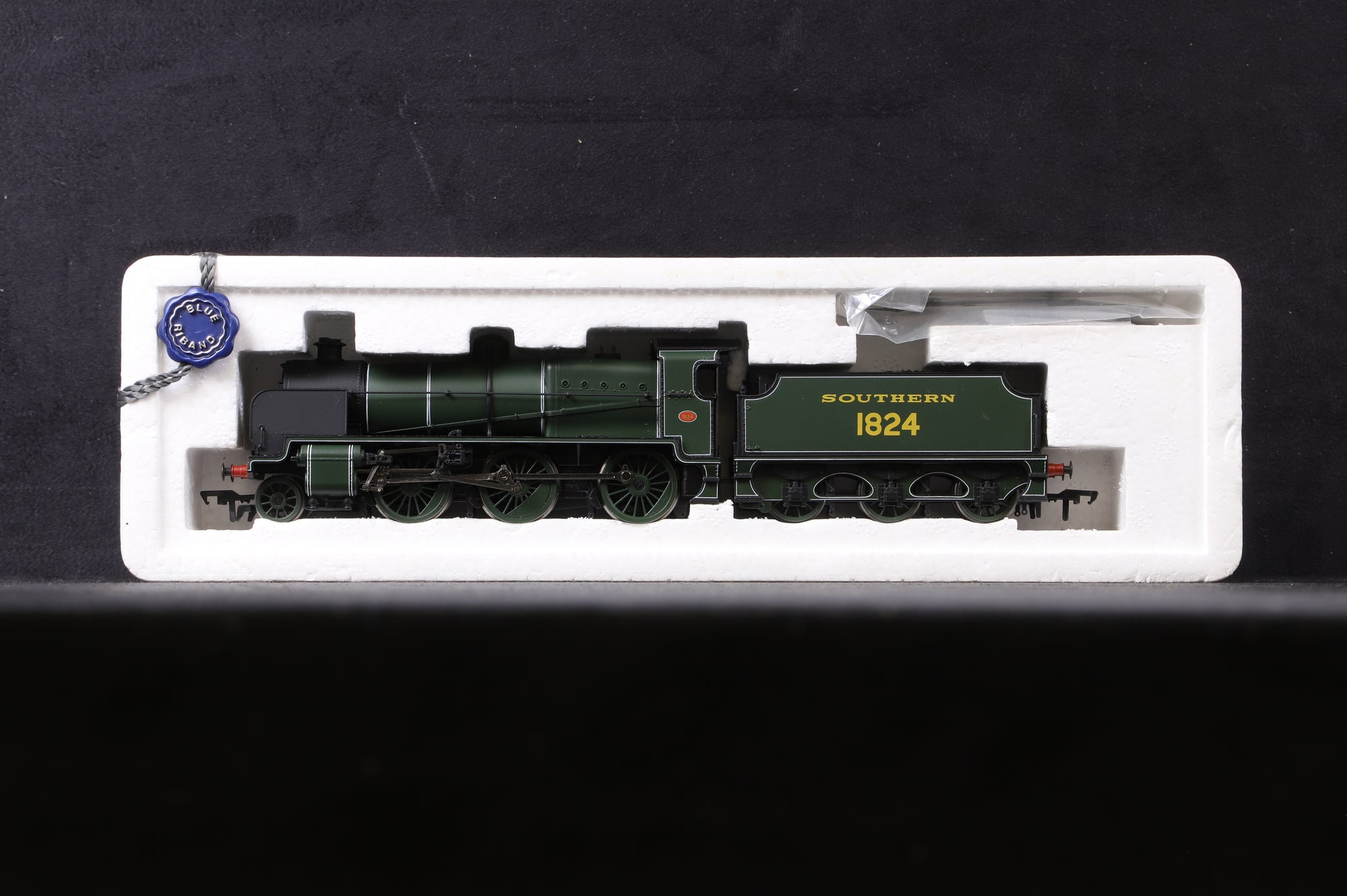 Bachmann OO 32-153 N Class 1824 in Lined SR Green