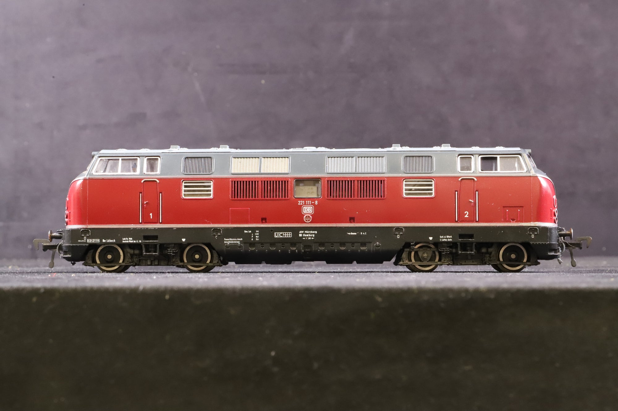 Fleischmann HO 844235 BR 221 2211118 in DB Crimson