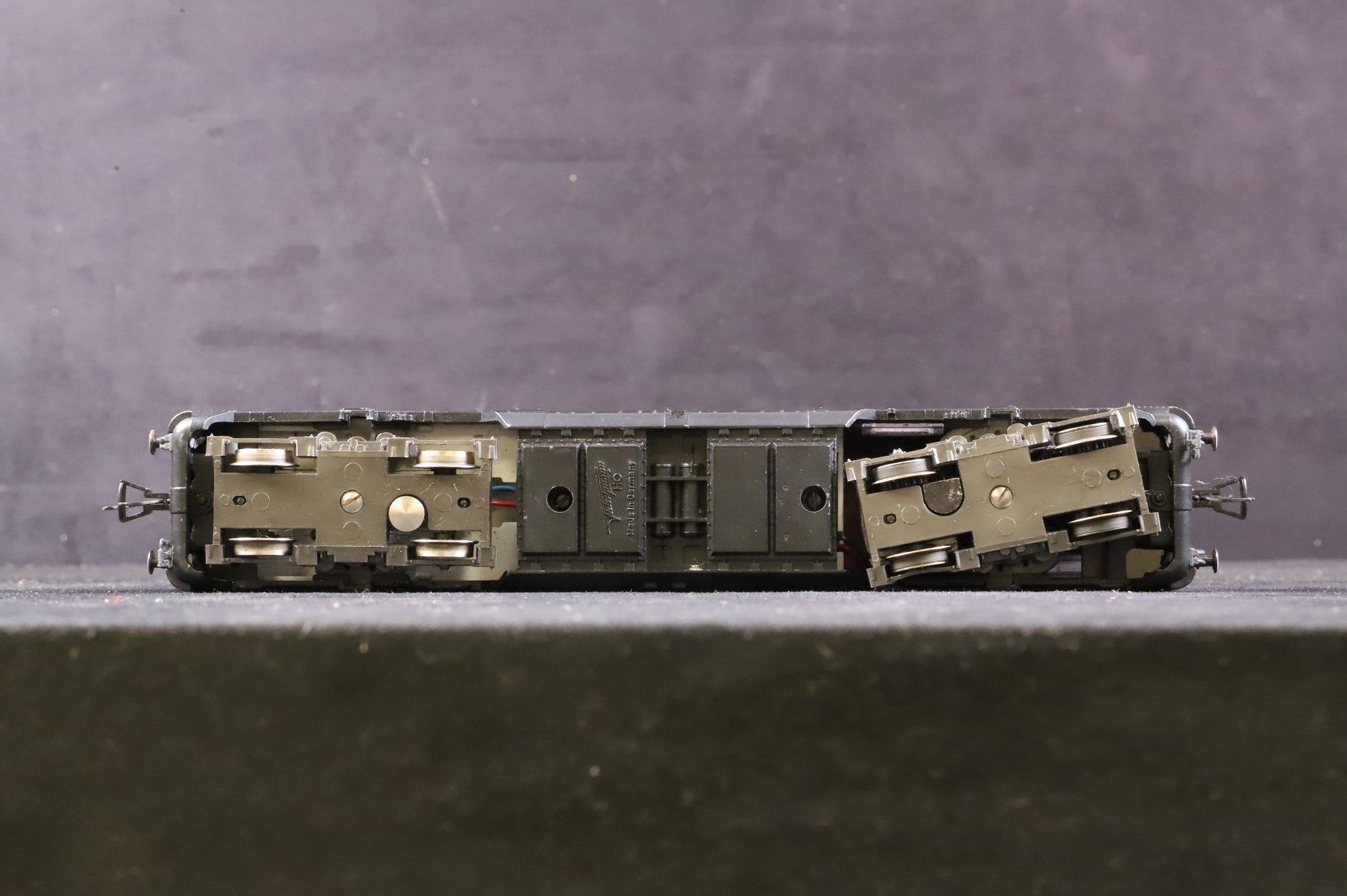 Fleischmann HO 844235 BR 221 2211118 in DB Crimson