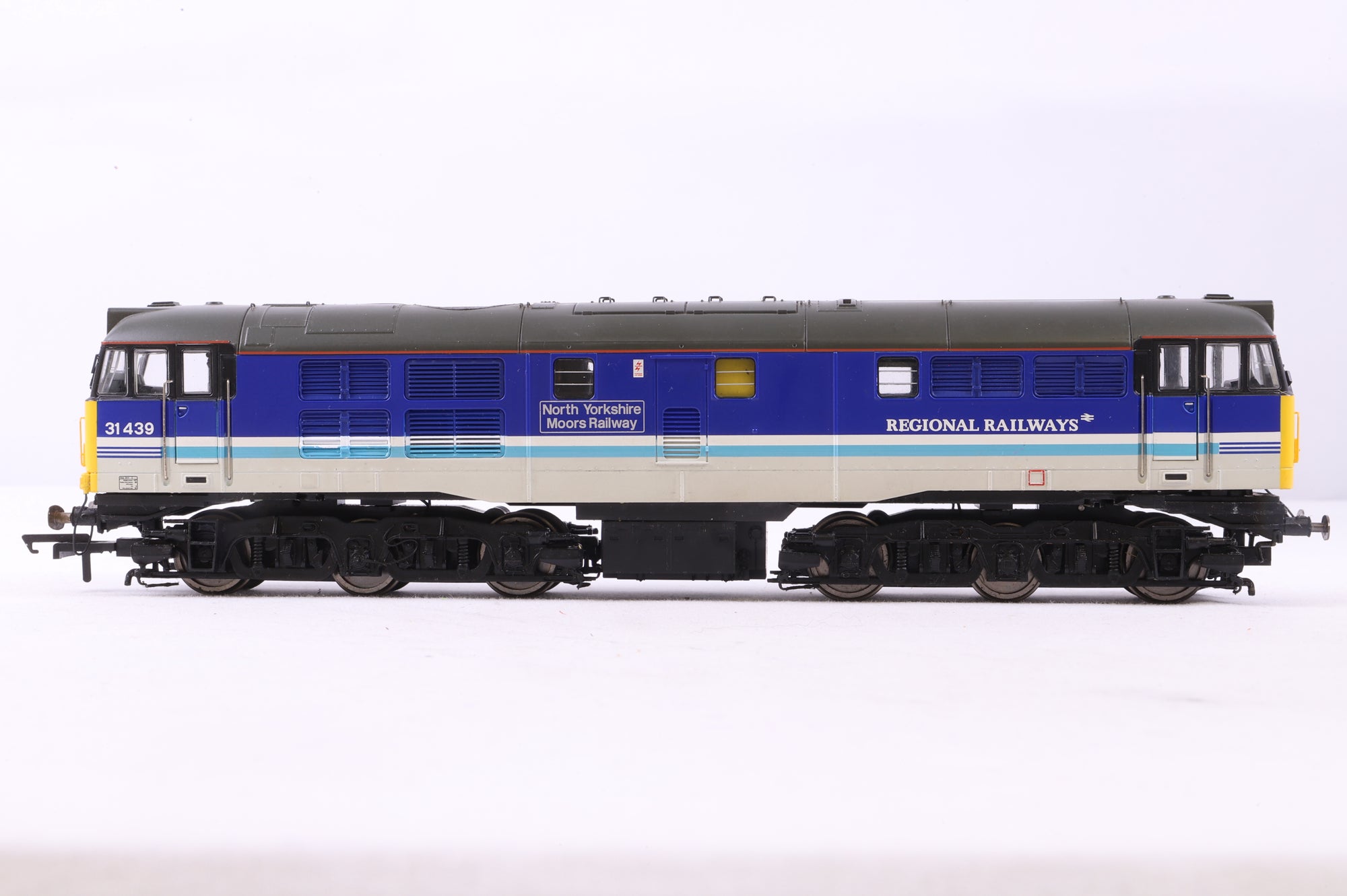 WORKSHOP Hornby OO R2963 North Yorkshire Moors Railway AIA-AIA Class 31 '31439', DCC Fitted