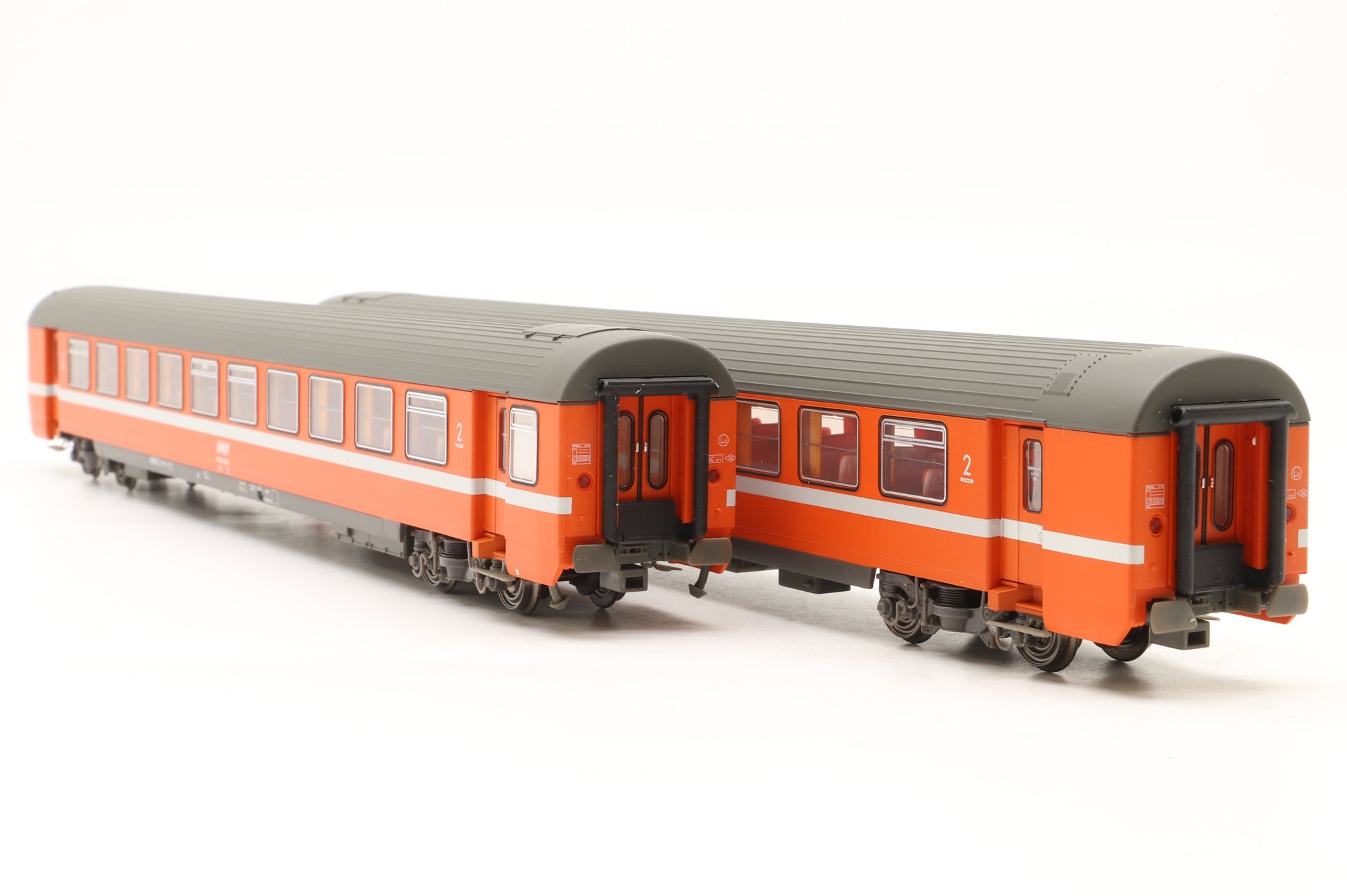 L.S. Models HO 40122-1/2 Rake of 2x SNCF Orange  VTU Coaches