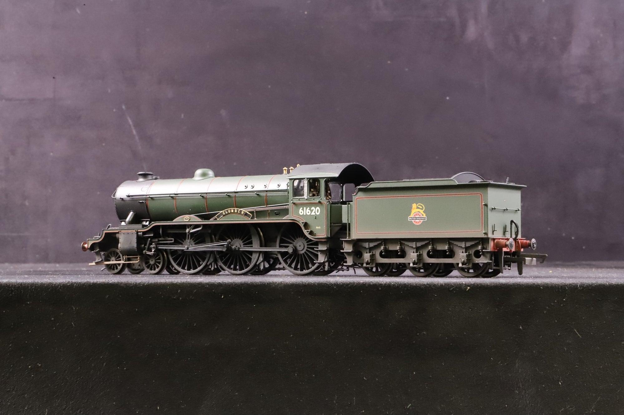 Hornby OO R3318 Class B17/6 61620 'Clumber' in Lined BR Green w/ Early Crests - Lightly Weathered