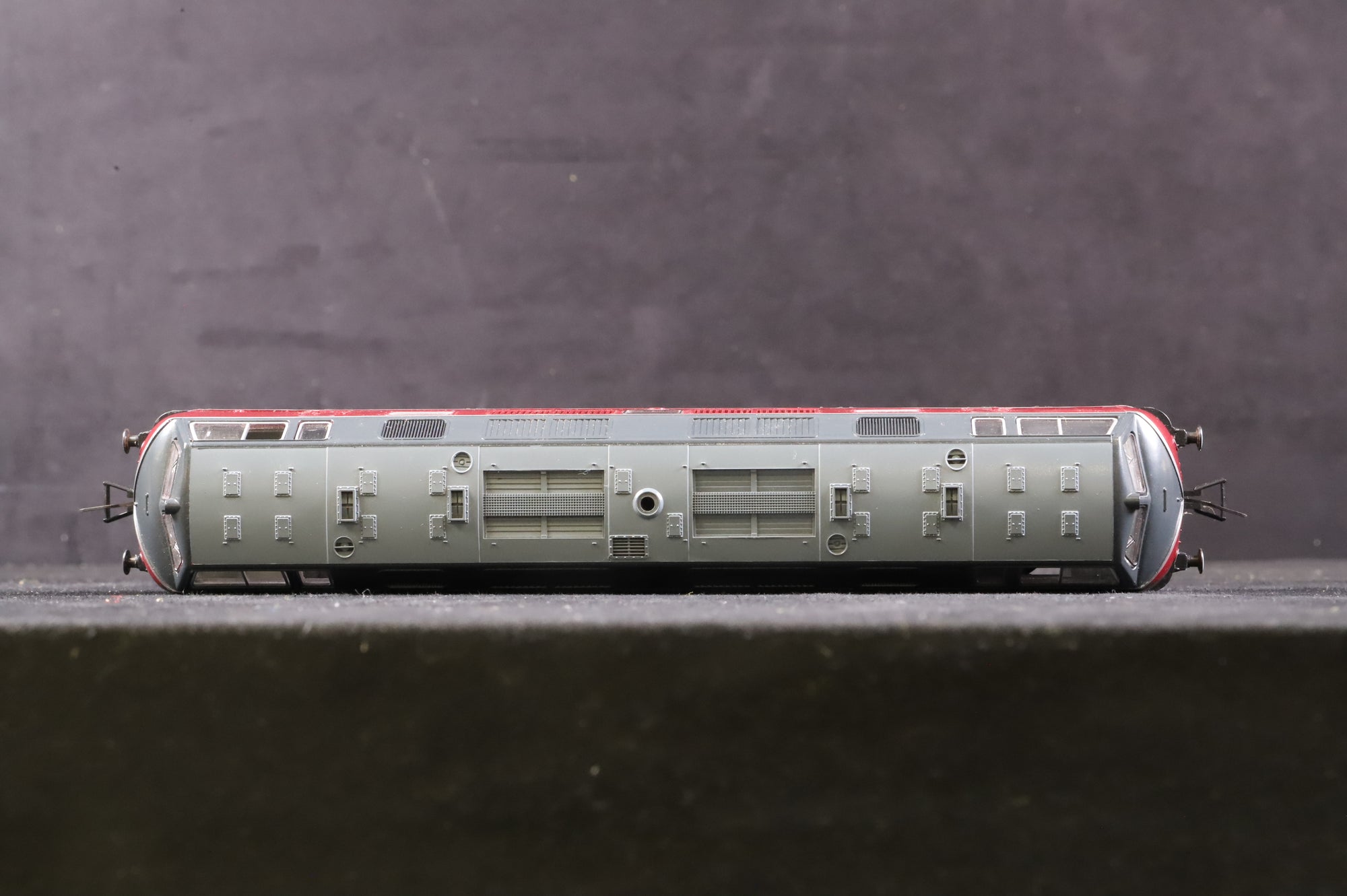 Fleischmann HO 844235 BR 221 2211118 in DB Crimson