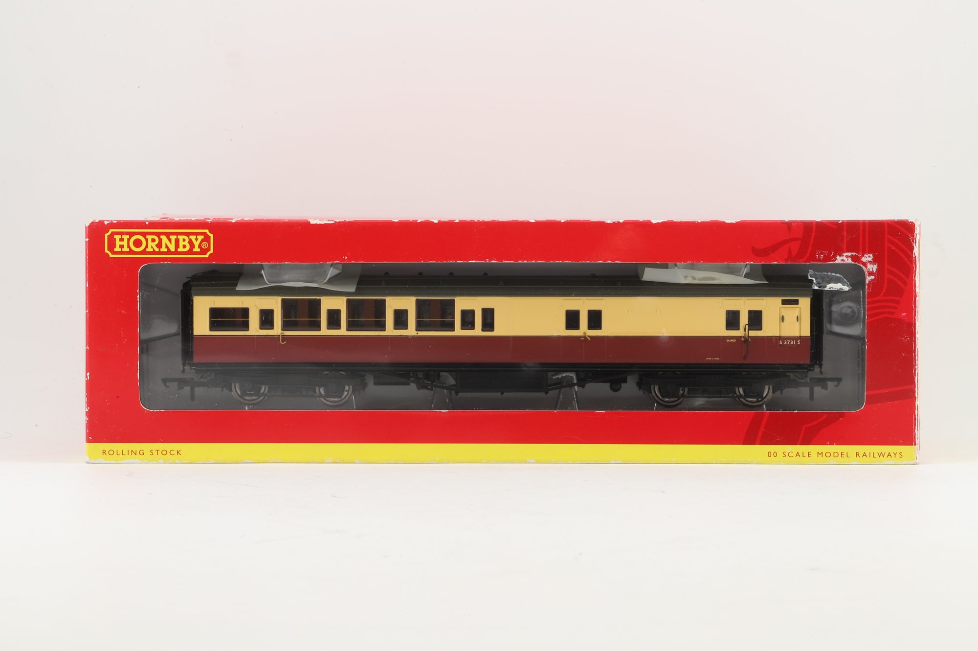 Hornby OO Rake of 4 Maunsell Coaches in BR(S) Crimson/Cream