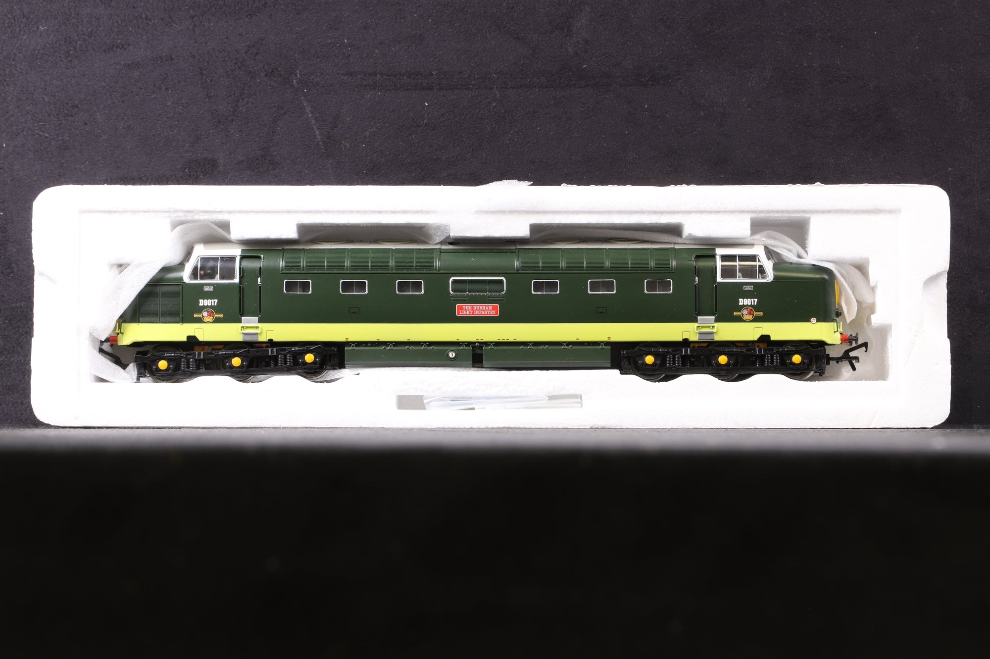 Bachmann OO 32-529 Class 55 Deltic D9017 'The Durham Light Infantry' in BR Two Tone Green